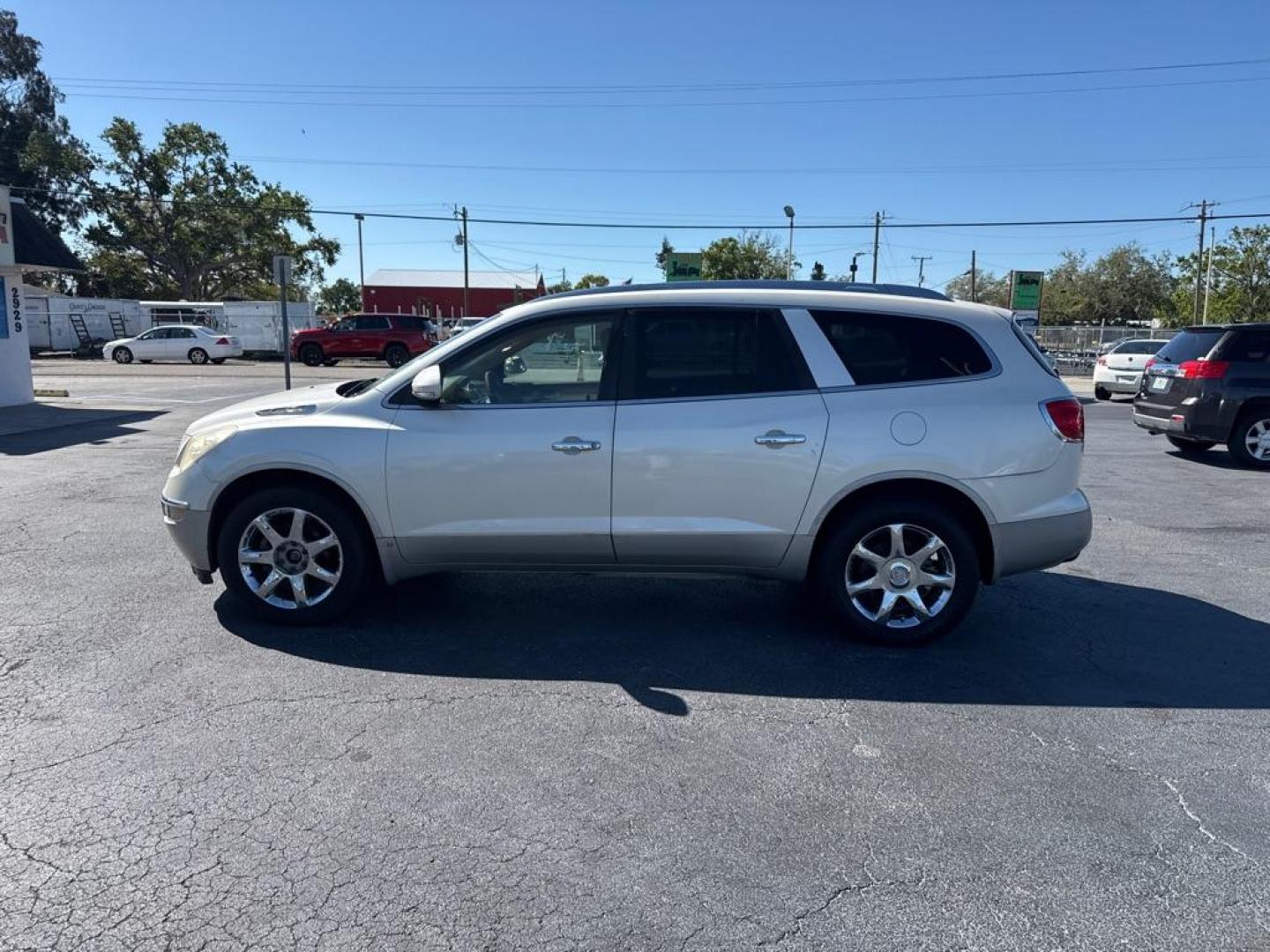 2009 WHITE BUICK ENCLAVE CXL (5GAER23D99J) with an 3.6L engine, Automatic transmission, located at 2929 9th St. West, Bradenton, 34205, (941) 242-2810, 27.473591, -82.570679 - Photo#4
