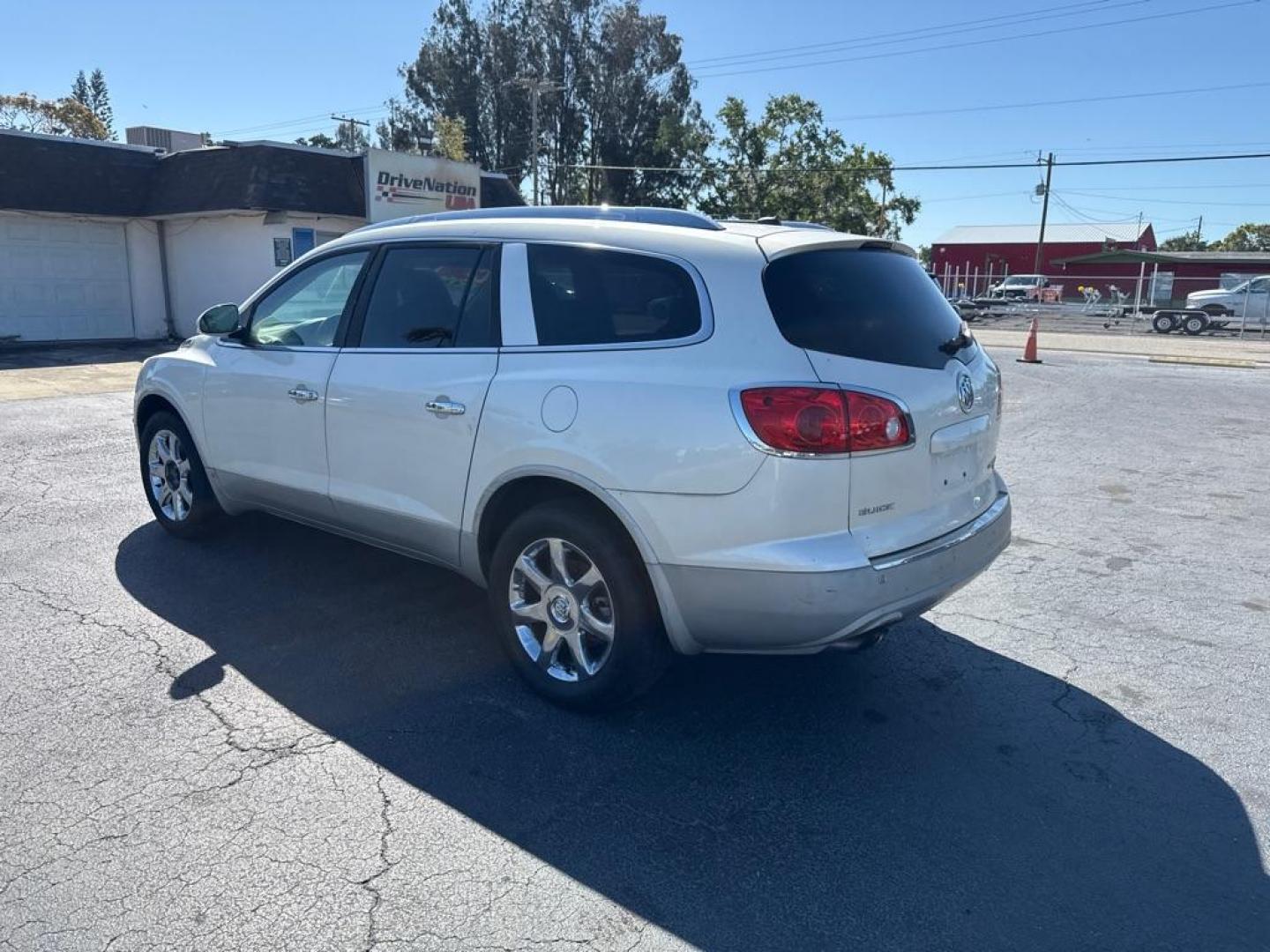 2009 WHITE BUICK ENCLAVE CXL (5GAER23D99J) with an 3.6L engine, Automatic transmission, located at 2929 9th St. West, Bradenton, 34205, (941) 242-2810, 27.473591, -82.570679 - Photo#5