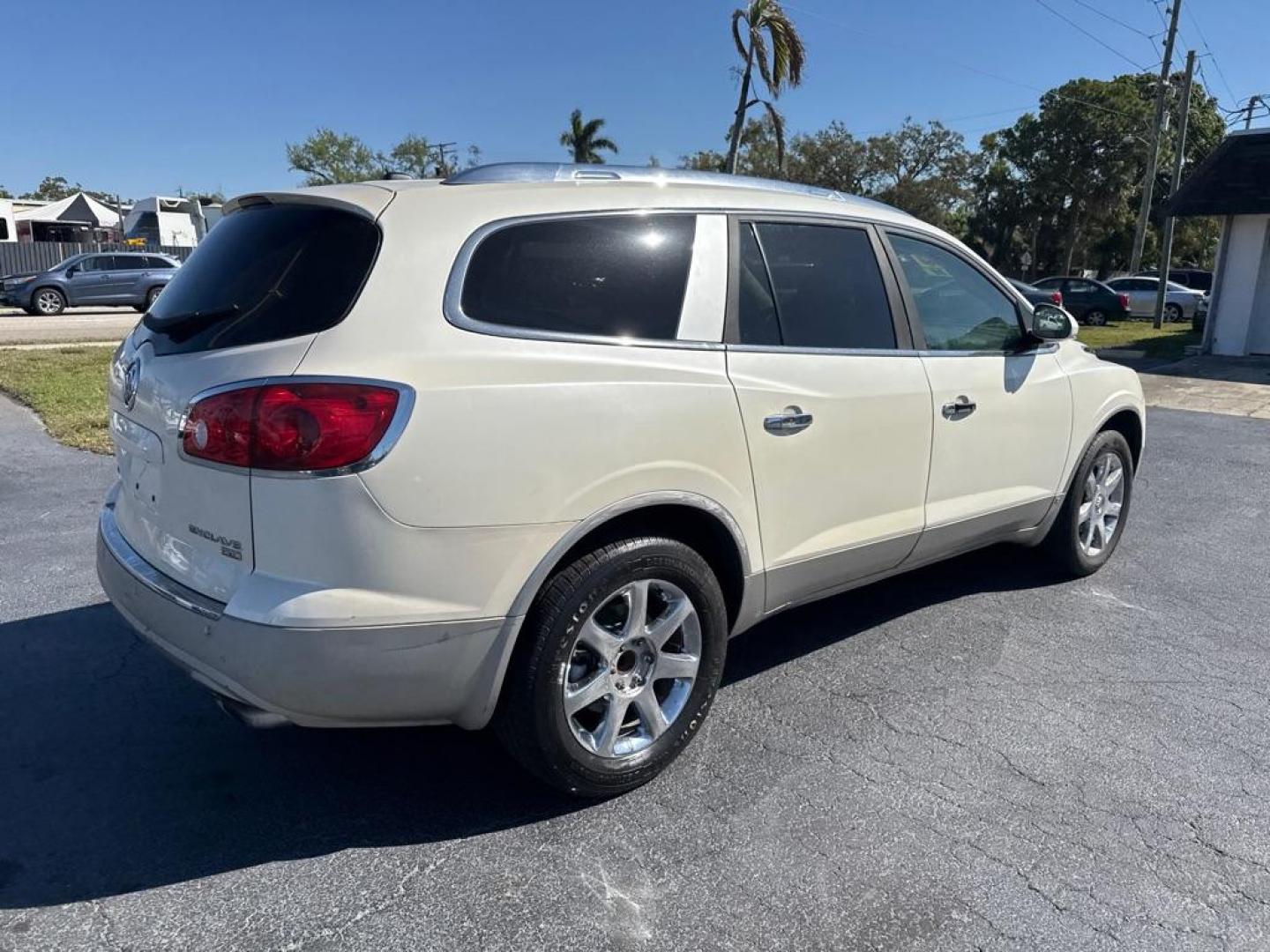 2009 WHITE BUICK ENCLAVE CXL (5GAER23D99J) with an 3.6L engine, Automatic transmission, located at 2929 9th St. West, Bradenton, 34205, (941) 242-2810, 27.473591, -82.570679 - Photo#7