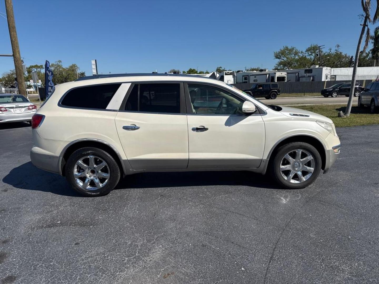 2009 WHITE BUICK ENCLAVE CXL (5GAER23D99J) with an 3.6L engine, Automatic transmission, located at 2929 9th St. West, Bradenton, 34205, (941) 242-2810, 27.473591, -82.570679 - Photo#8