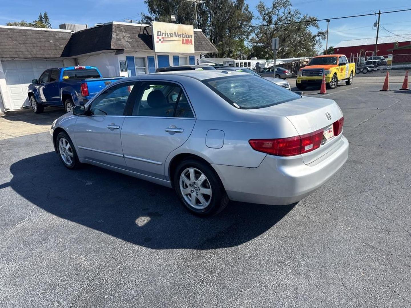2005 SILVER HONDA ACCORD EX (1HGCM665X5A) with an 3.0L engine, Automatic transmission, located at 2929 9th St. West, Bradenton, 34205, (941) 242-2810, 27.473591, -82.570679 - Photo#5