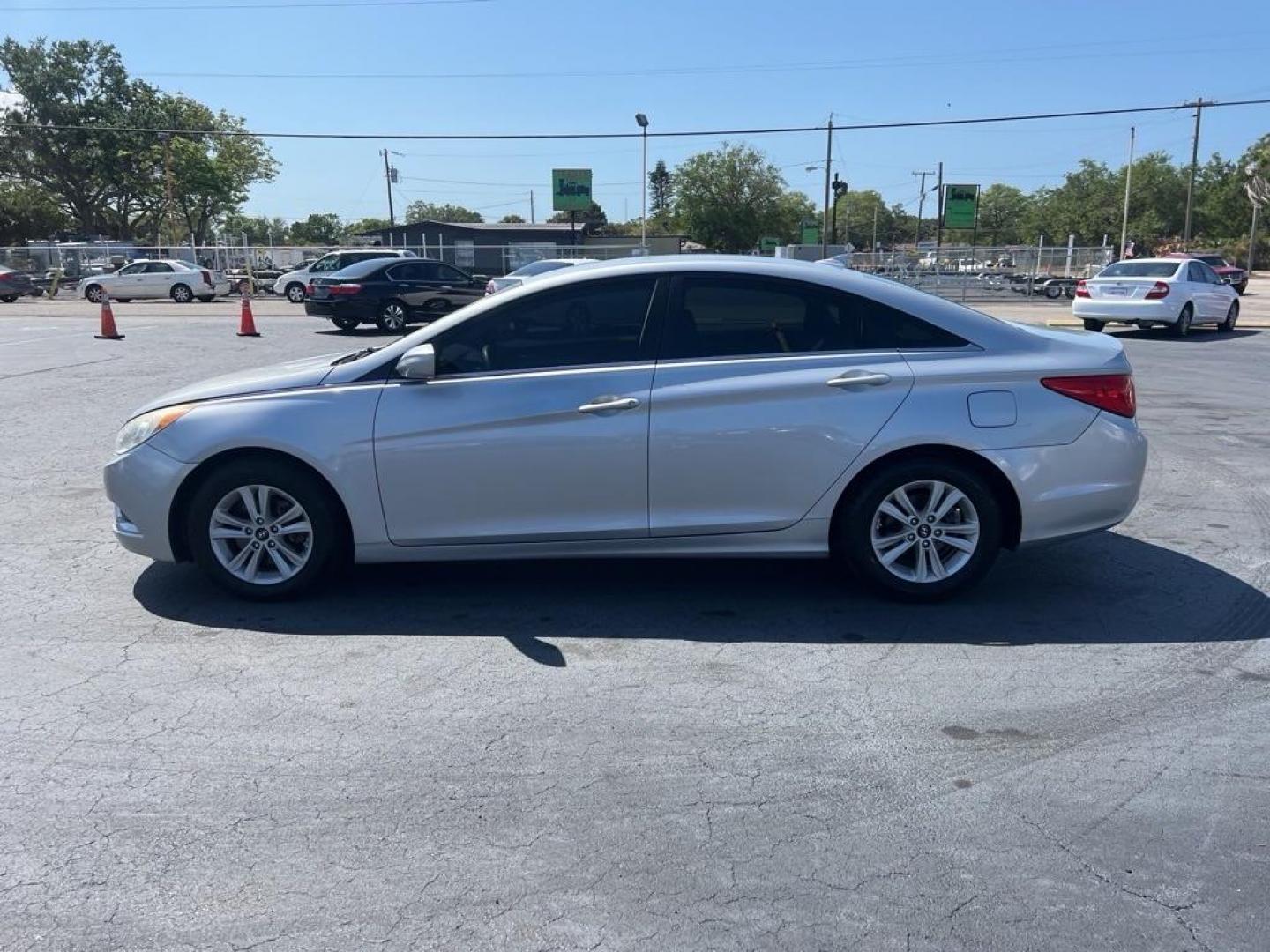 2013 BLUE HYUNDAI SONATA GLS (5NPEB4AC1DH) with an 2.4L engine, Automatic transmission, located at 2929 9th St. West, Bradenton, 34205, (941) 242-2810, 27.473591, -82.570679 - Thanks for inquring into DriveNation USA! All vehicles listed can be viewed at www.drivenationusa.com for vehicle history reports and additonal info. We cannot quote any terms such as down payments or monthly payments without an application. You can apply directly at www.drivenationusa.com or by con - Photo#5