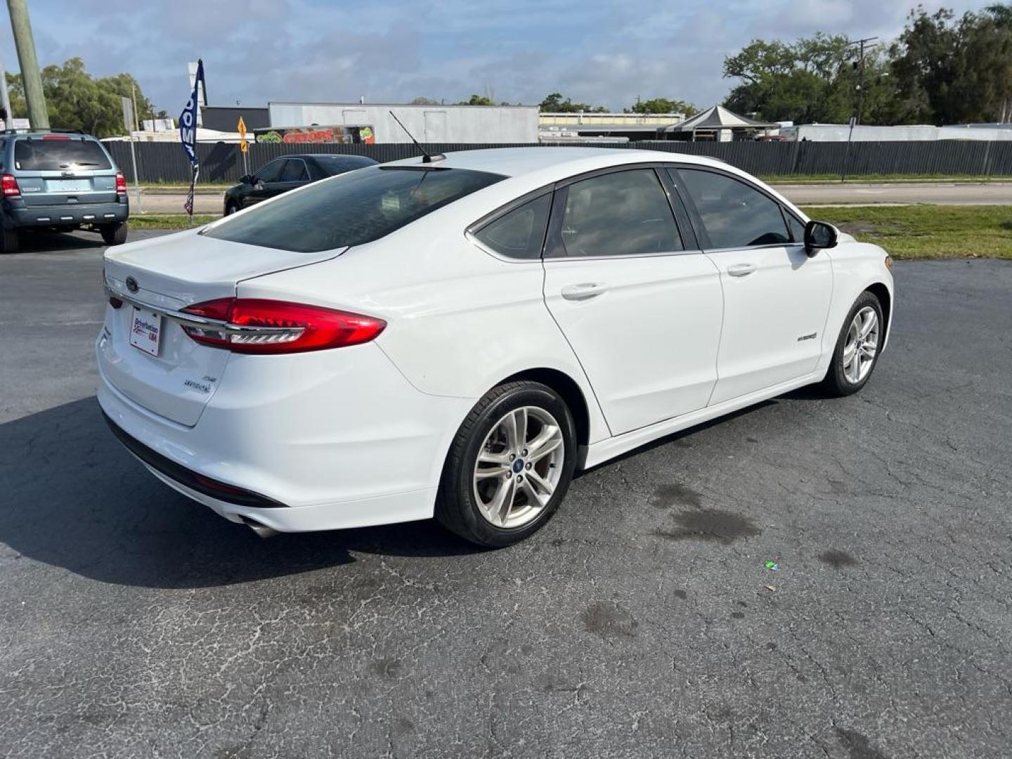 2018 WHITE FORD FUSION SE HYBRID (3FA6P0LU1JR) with an 2.0L engine, Continuously Variable transmission, located at 2929 9th St. West, Bradenton, 34205, (941) 242-2810, 27.473591, -82.570679 - Thanks for inquring into DriveNation USA! All vehicles listed can be viewed at www.drivenationusa.com for vehicle history reports and additonal info. We cannot quote any terms such as down payments or monthly payments without an application. You can apply directly at www.drivenationusa.com or by con - Photo#7
