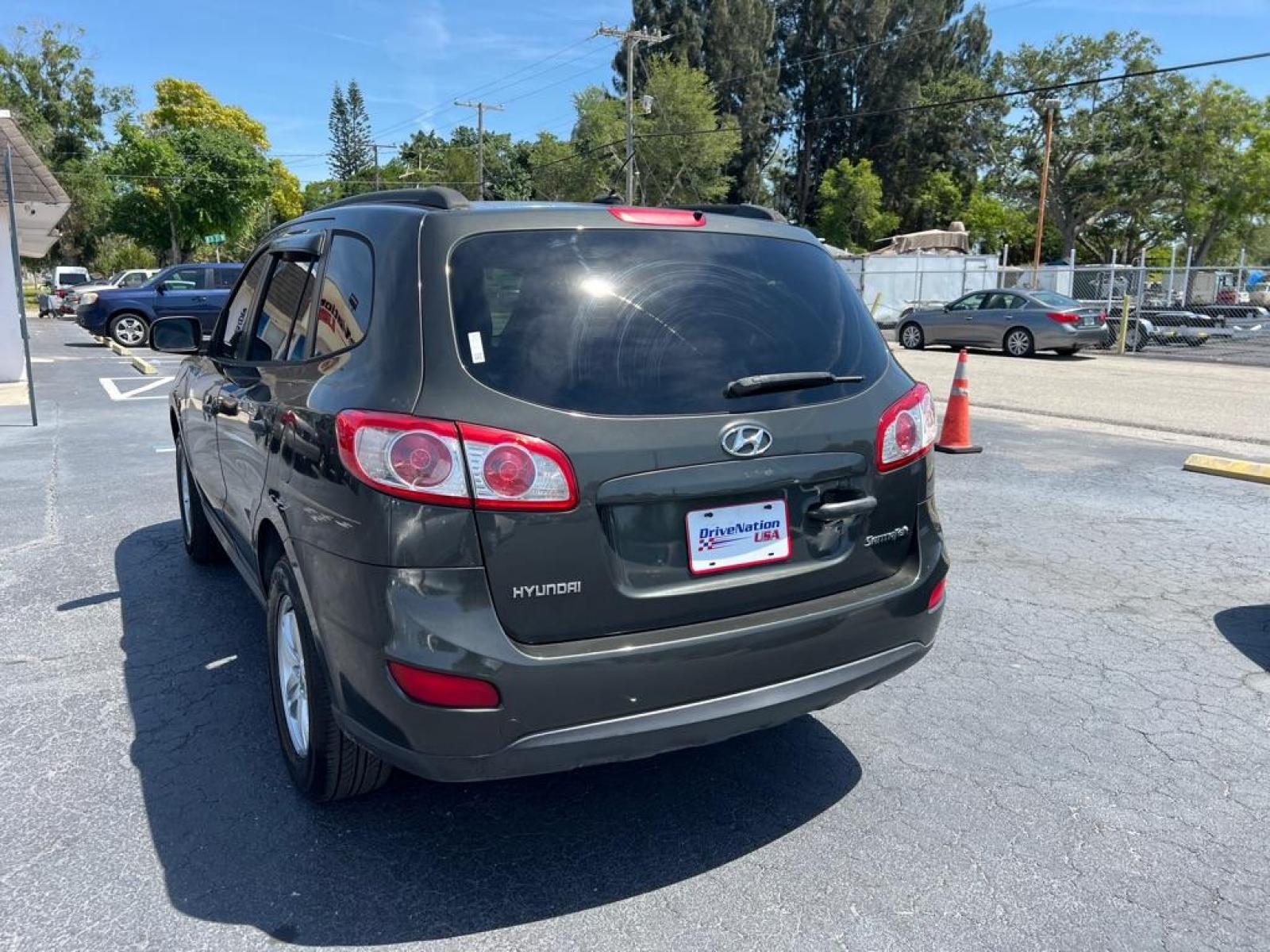2010 BLACK HYUNDAI SANTA FE GLS (5NMSG3AB8AH) with an 2.4L engine, Automatic transmission, located at 2929 9th St. West, Bradenton, 34205, (941) 242-2810, 27.473591, -82.570679 - Thanks for inquring into DriveNation USA! All vehicles listed can be viewed at www.drivenationusa.com for vehicle history reports and additonal info. We cannot quote any terms such as down payments or monthly payments without an application. You can apply directly at www.drivenationusa.com or by con - Photo #5