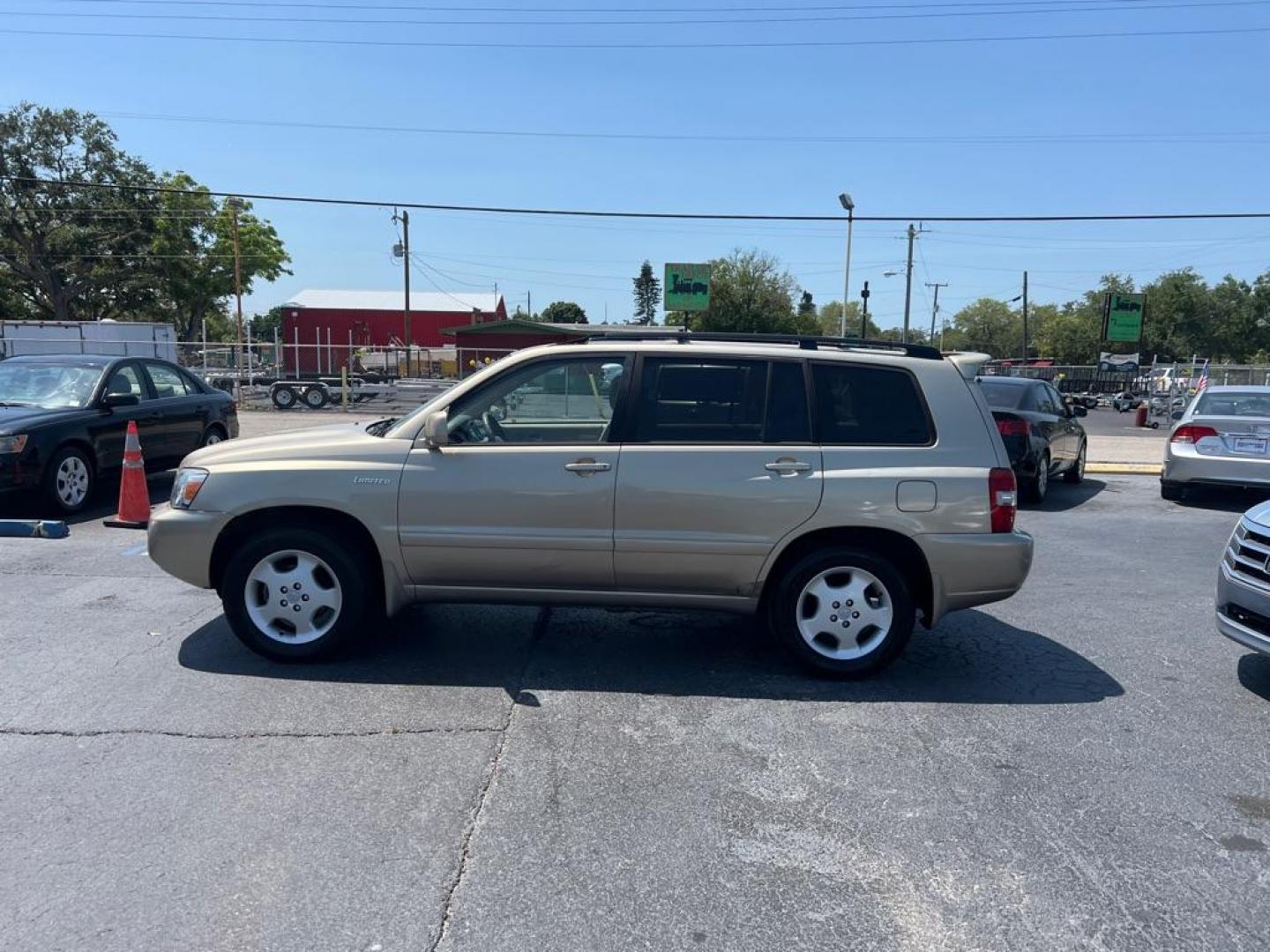 2005 GOLD TOYOTA HIGHLANDER LIMITED (JTEDP21A450) with an 3.3L engine, Automatic transmission, located at 2929 9th St. West, Bradenton, 34205, (941) 242-2810, 27.473591, -82.570679 - Thanks for inquring into DriveNation USA! All vehicles listed can be viewed at www.drivenationusa.com for vehicle history reports and additonal info. We cannot quote any terms such as down payments or monthly payments without an application. You can apply directly at www.drivenationusa.com or by con - Photo#4