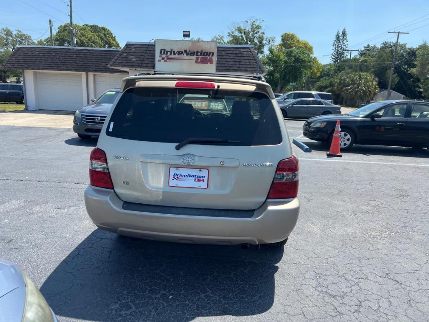 2005 GOLD TOYOTA HIGHLANDER LIMITED (JTEDP21A450) with an 3.3L engine, Automatic transmission, located at 2929 9th St. West, Bradenton, 34205, (941) 242-2810, 27.473591, -82.570679 - Thanks for inquring into DriveNation USA! All vehicles listed can be viewed at www.drivenationusa.com for vehicle history reports and additonal info. We cannot quote any terms such as down payments or monthly payments without an application. You can apply directly at www.drivenationusa.com or by con - Photo#5