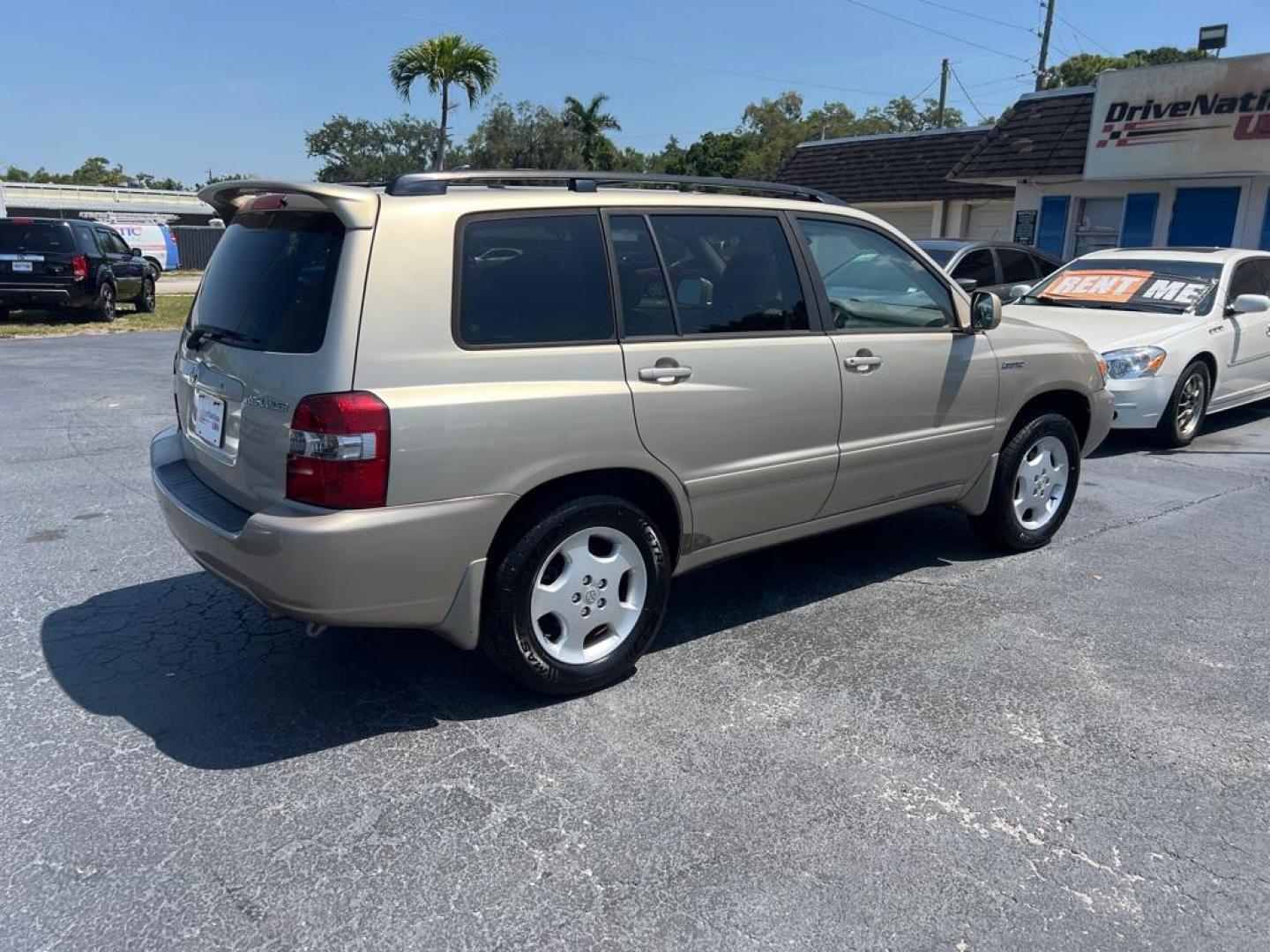 2005 GOLD TOYOTA HIGHLANDER LIMITED (JTEDP21A450) with an 3.3L engine, Automatic transmission, located at 2929 9th St. West, Bradenton, 34205, (941) 242-2810, 27.473591, -82.570679 - Thanks for inquring into DriveNation USA! All vehicles listed can be viewed at www.drivenationusa.com for vehicle history reports and additonal info. We cannot quote any terms such as down payments or monthly payments without an application. You can apply directly at www.drivenationusa.com or by con - Photo#6