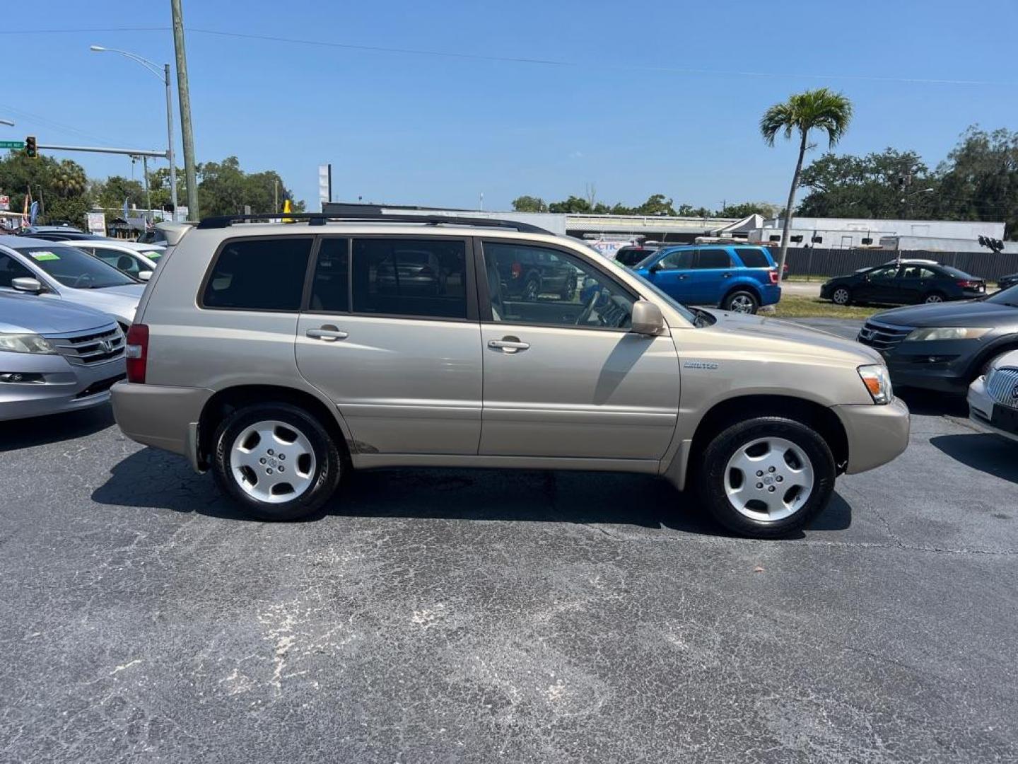 2005 GOLD TOYOTA HIGHLANDER LIMITED (JTEDP21A450) with an 3.3L engine, Automatic transmission, located at 2929 9th St. West, Bradenton, 34205, (941) 242-2810, 27.473591, -82.570679 - Thanks for inquring into DriveNation USA! All vehicles listed can be viewed at www.drivenationusa.com for vehicle history reports and additonal info. We cannot quote any terms such as down payments or monthly payments without an application. You can apply directly at www.drivenationusa.com or by con - Photo#7