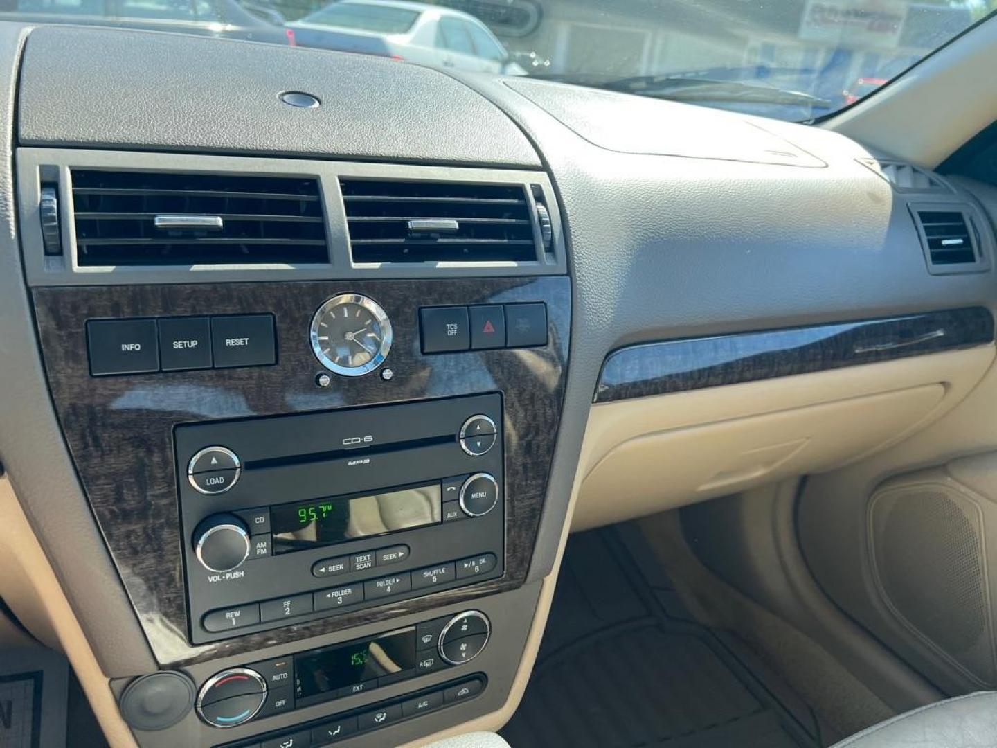 2008 WHITE MERCURY MILAN PREMIER (3MEHM08168R) with an 3.0L engine, Automatic transmission, located at 2929 9th St. West, Bradenton, 34205, (941) 242-2810, 27.473591, -82.570679 - Thanks for inquring into DriveNation USA! All vehicles listed can be viewed at www.drivenationusa.com for vehicle history reports and additonal info. We cannot quote any terms such as down payments or monthly payments without an application. You can apply directly at www.drivenationusa.com or by con - Photo#12
