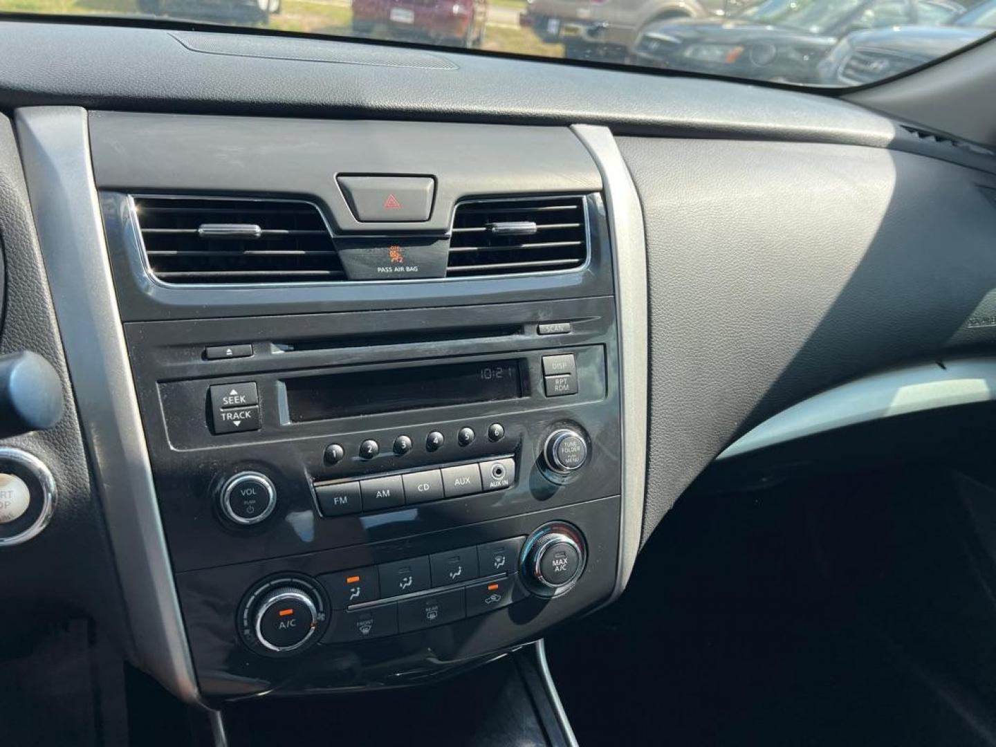 2014 SILVER NISSAN ALTIMA 2.5 (1N4AL3AP2EN) with an 2.5L engine, Continuously Variable transmission, located at 2929 9th St. West, Bradenton, 34205, (941) 242-2810, 27.473591, -82.570679 - Photo#11