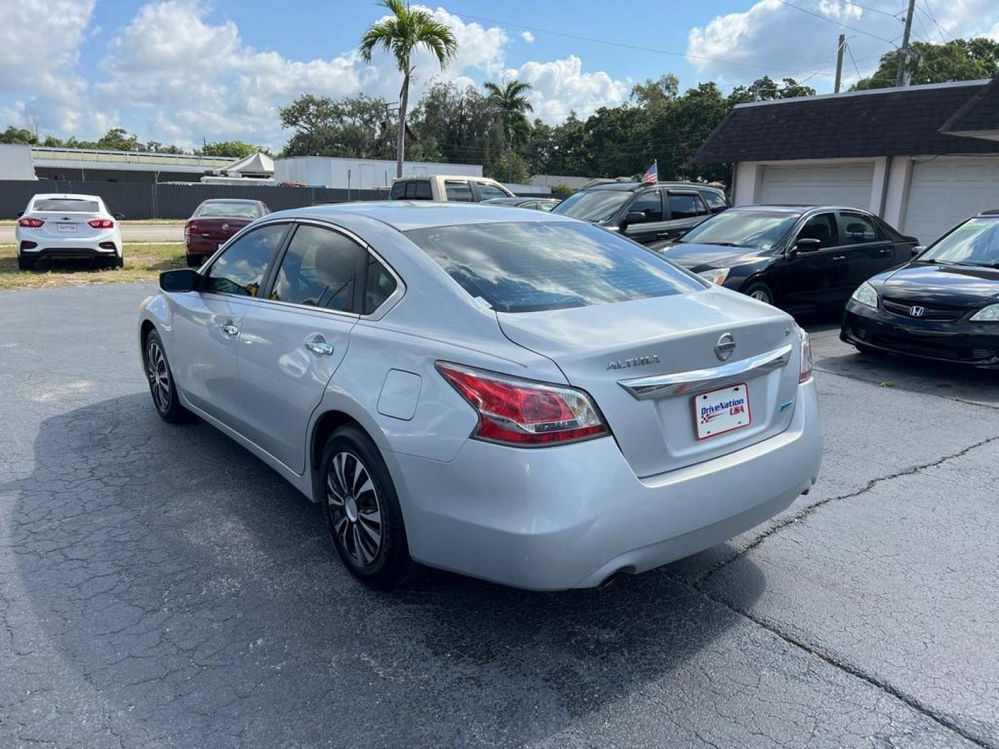 2014 SILVER NISSAN ALTIMA 2.5 (1N4AL3AP2EN) with an 2.5L engine, Continuously Variable transmission, located at 2929 9th St. West, Bradenton, 34205, (941) 242-2810, 27.473591, -82.570679 - Photo#4