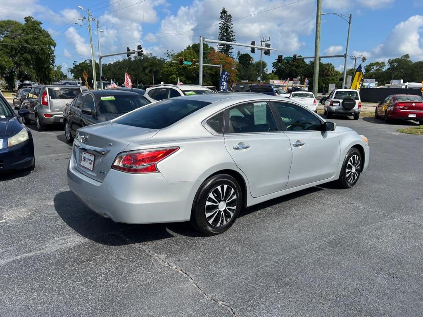 2014 SILVER NISSAN ALTIMA 2.5 (1N4AL3AP2EN) with an 2.5L engine, Continuously Variable transmission, located at 2929 9th St. West, Bradenton, 34205, (941) 242-2810, 27.473591, -82.570679 - Photo#6