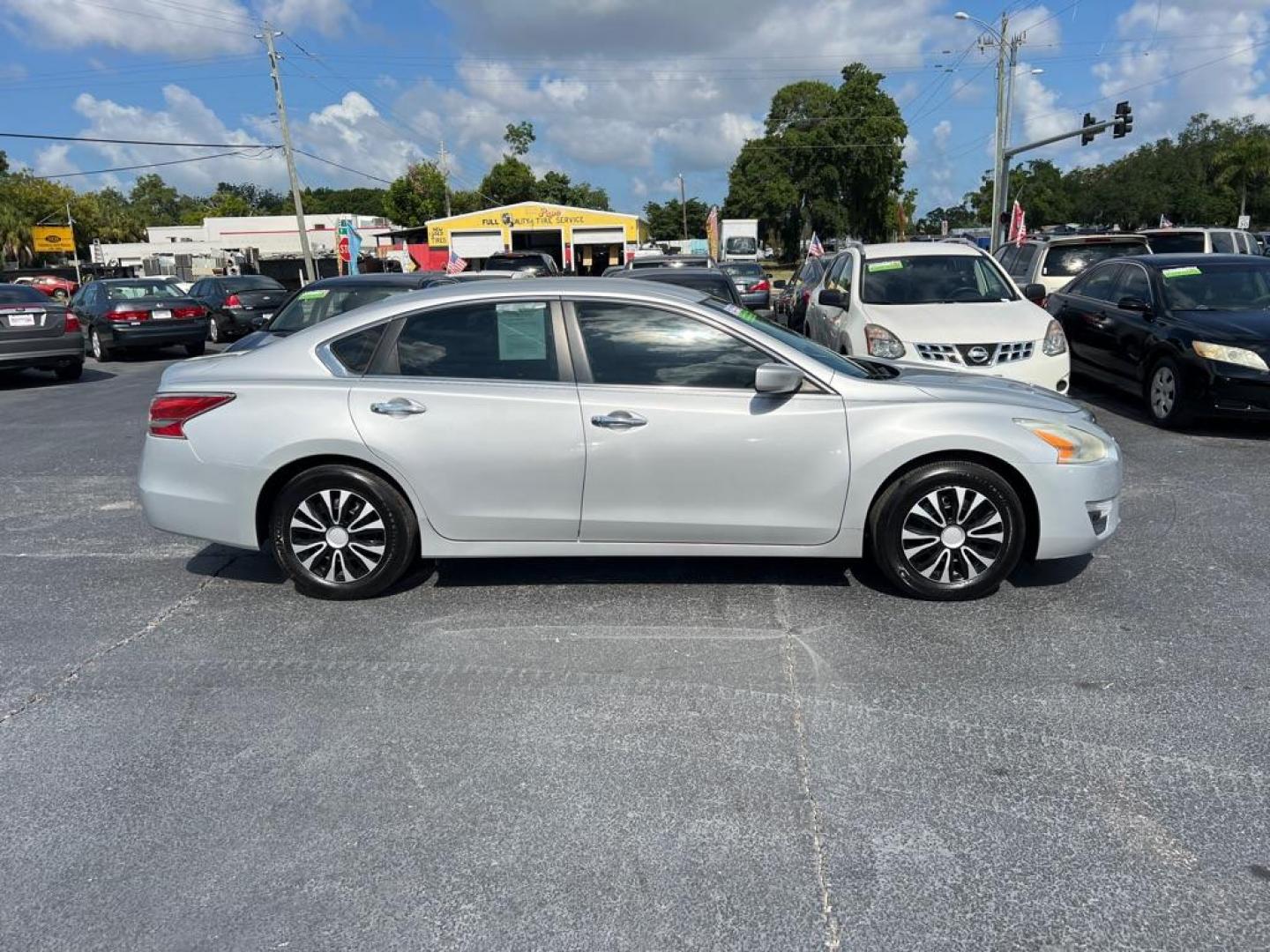 2014 SILVER NISSAN ALTIMA 2.5 (1N4AL3AP2EN) with an 2.5L engine, Continuously Variable transmission, located at 2929 9th St. West, Bradenton, 34205, (941) 242-2810, 27.473591, -82.570679 - Photo#7