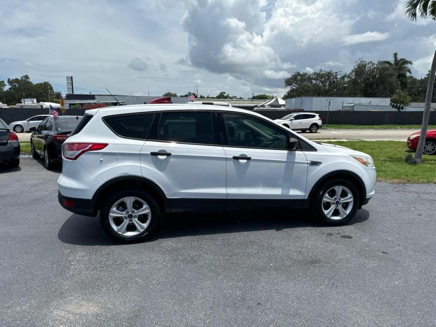 2015 WHITE FORD ESCAPE S (1FMCU0F75FU) with an 2.5L engine, Automatic transmission, located at 2929 9th St. West, Bradenton, 34205, (941) 242-2810, 27.473591, -82.570679 - Photo#6
