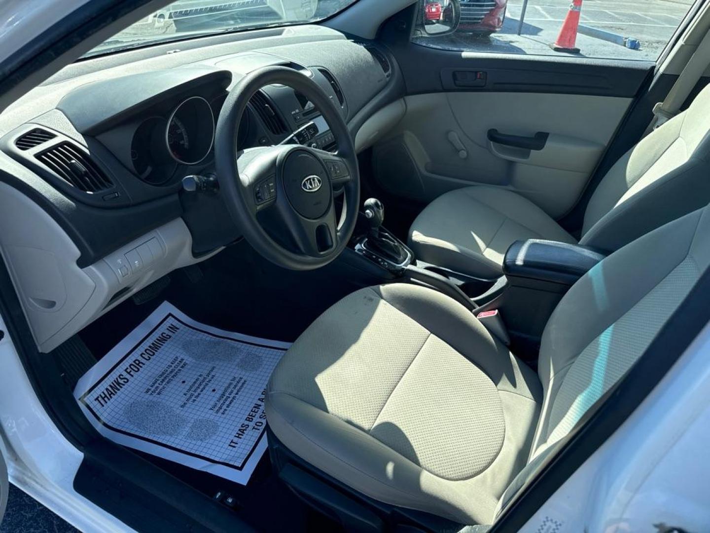 2012 WHITE KIA FORTE LX (KNAFT4A25C5) with an 2.0L engine, Automatic transmission, located at 2929 9th St. West, Bradenton, 34205, (941) 242-2810, 27.473591, -82.570679 - Photo#9