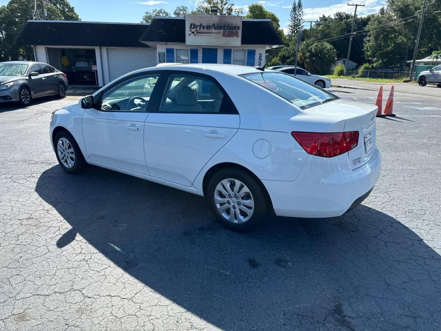 2012 WHITE KIA FORTE LX (KNAFT4A25C5) with an 2.0L engine, Automatic transmission, located at 2929 9th St. West, Bradenton, 34205, (941) 242-2810, 27.473591, -82.570679 - Photo#4