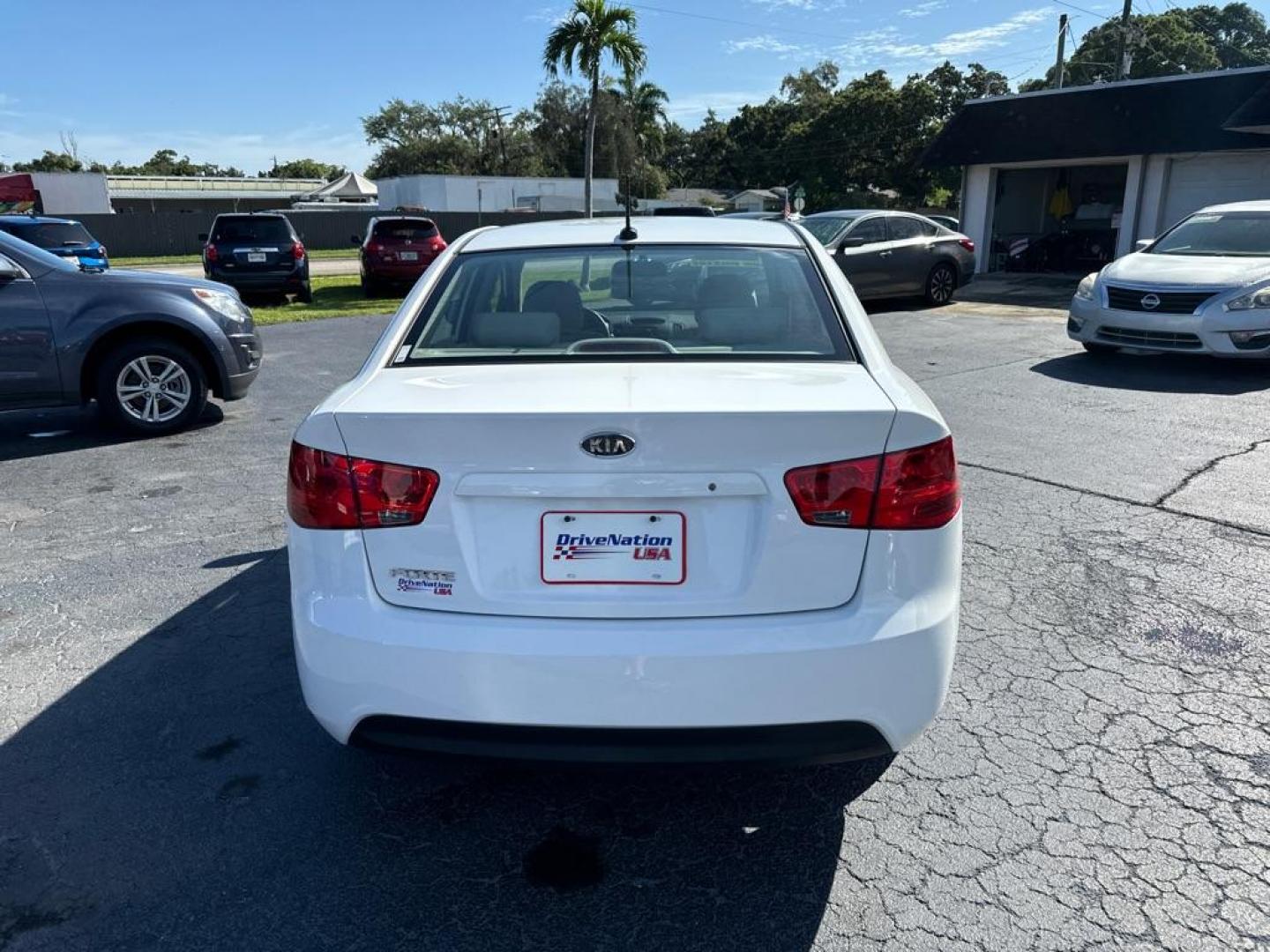 2012 WHITE KIA FORTE LX (KNAFT4A25C5) with an 2.0L engine, Automatic transmission, located at 2929 9th St. West, Bradenton, 34205, (941) 242-2810, 27.473591, -82.570679 - Photo#5