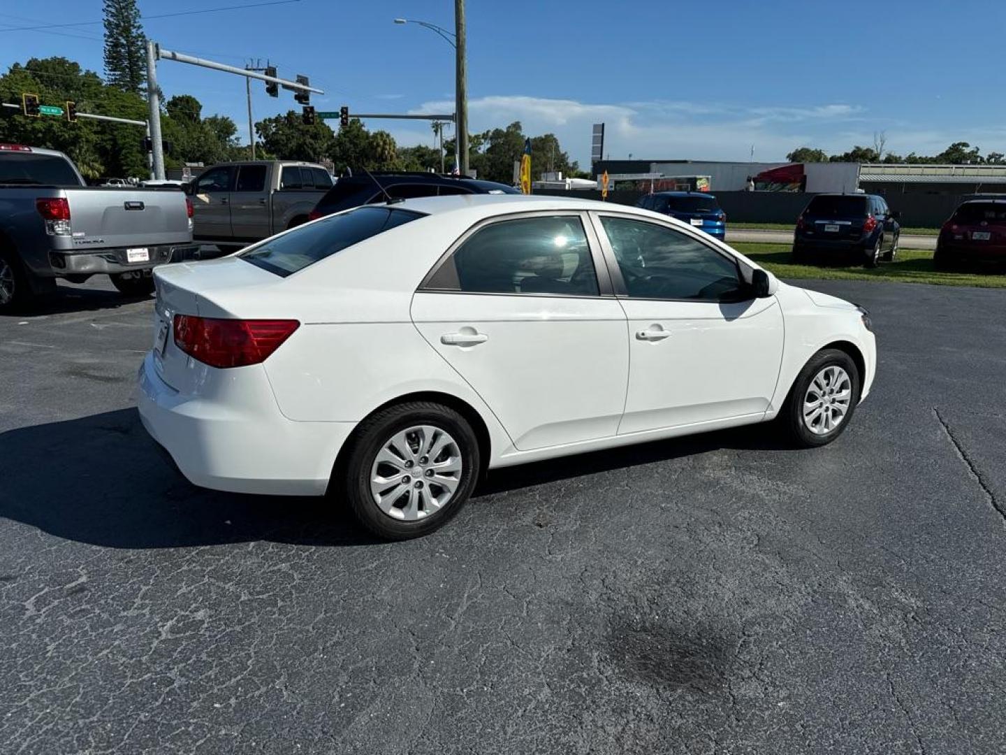 2012 WHITE KIA FORTE LX (KNAFT4A25C5) with an 2.0L engine, Automatic transmission, located at 2929 9th St. West, Bradenton, 34205, (941) 242-2810, 27.473591, -82.570679 - Photo#6