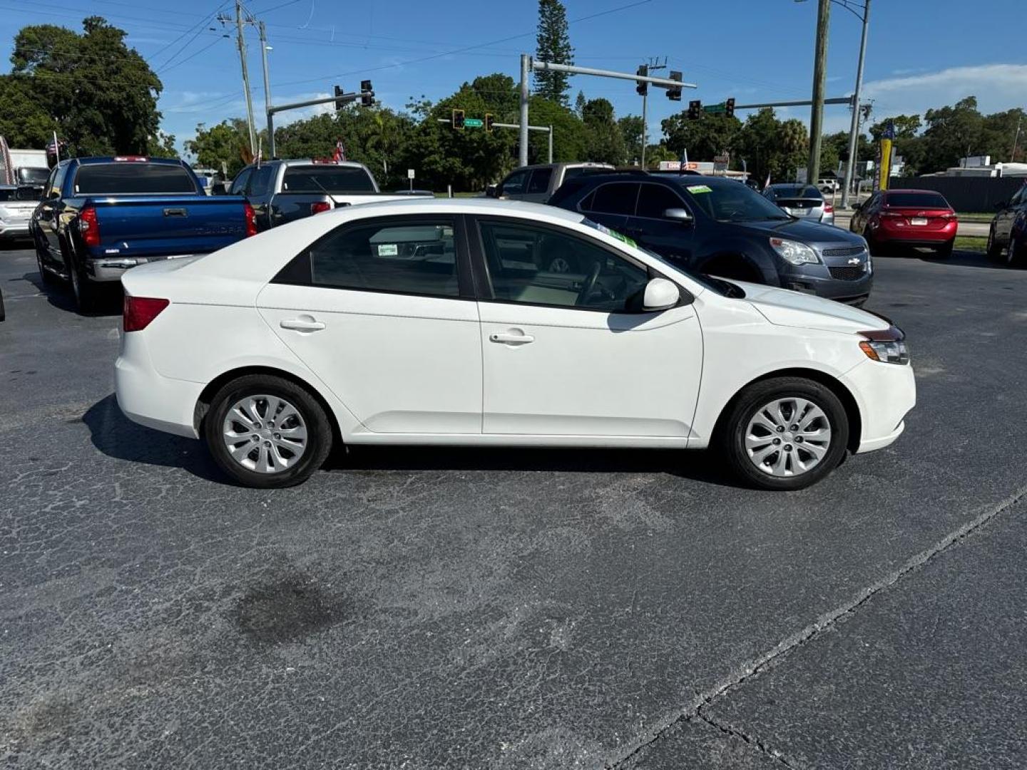 2012 WHITE KIA FORTE LX (KNAFT4A25C5) with an 2.0L engine, Automatic transmission, located at 2929 9th St. West, Bradenton, 34205, (941) 242-2810, 27.473591, -82.570679 - Photo#7