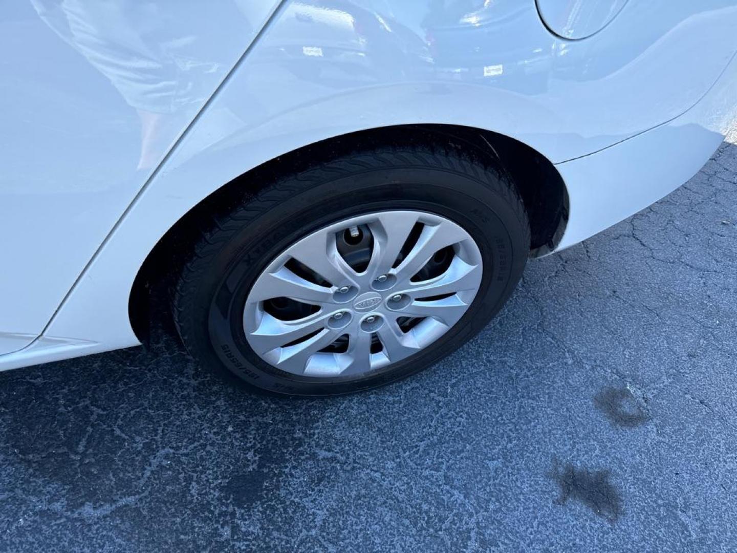 2012 WHITE KIA FORTE LX (KNAFT4A25C5) with an 2.0L engine, Automatic transmission, located at 2929 9th St. West, Bradenton, 34205, (941) 242-2810, 27.473591, -82.570679 - Photo#8