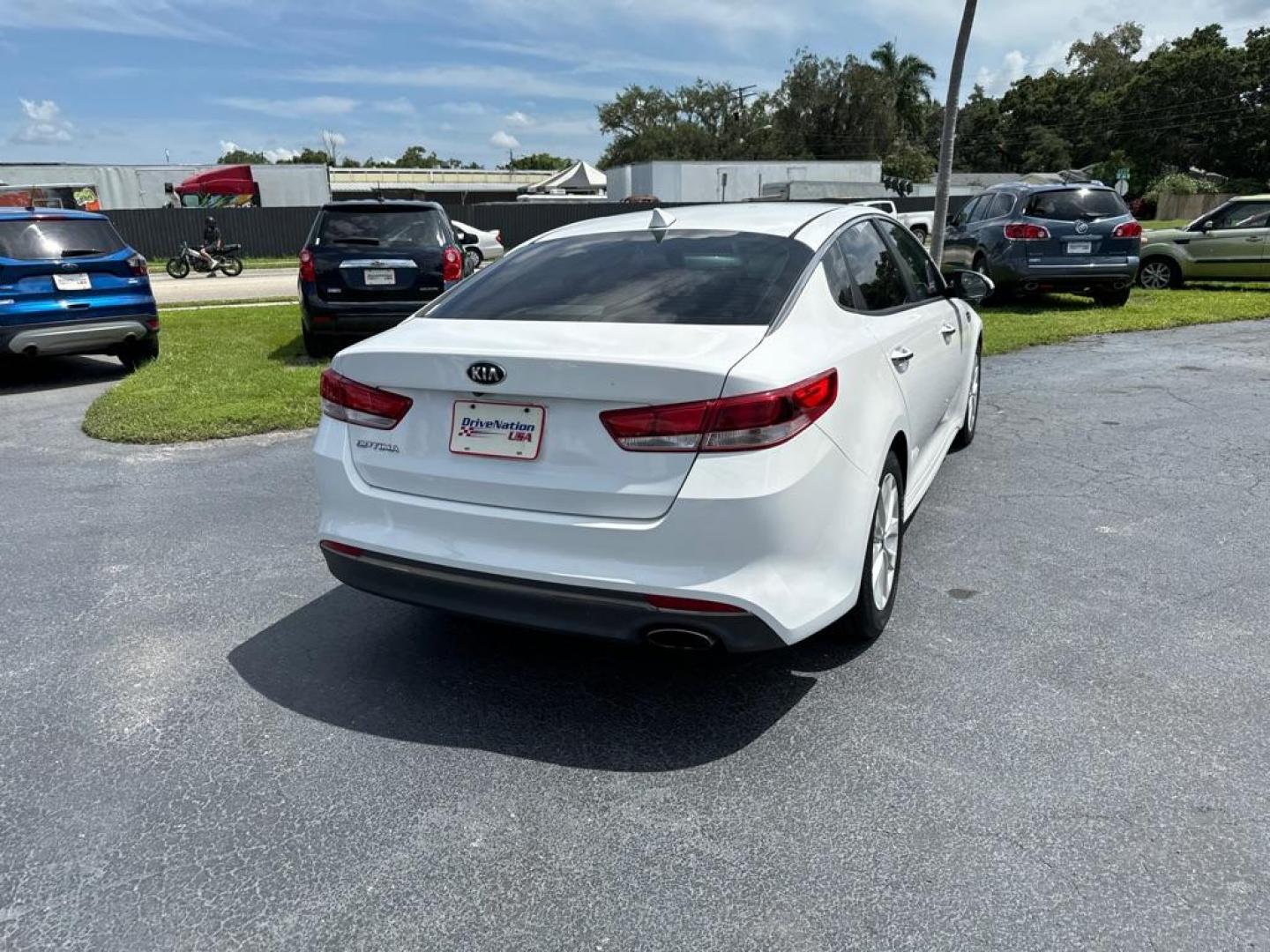 2016 WHITE KIA OPTIMA LX (5XXGT4L34GG) with an 2.4L engine, Automatic transmission, located at 2929 9th St. West, Bradenton, 34205, (941) 242-2810, 27.473591, -82.570679 - Photo#5