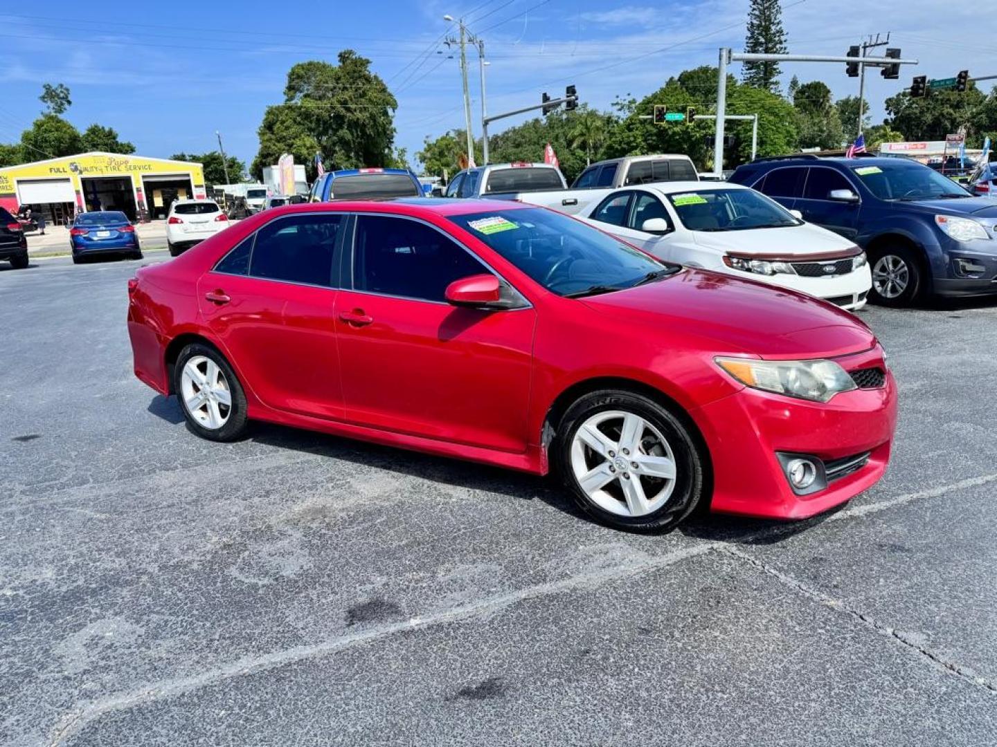 2014 RED TOYOTA CAMRY SE (4T1BF1FK6EU) with an 2.5L engine, Automatic transmission, located at 2929 9th St. West, Bradenton, 34205, (941) 242-2810, 27.473591, -82.570679 - Photo#4