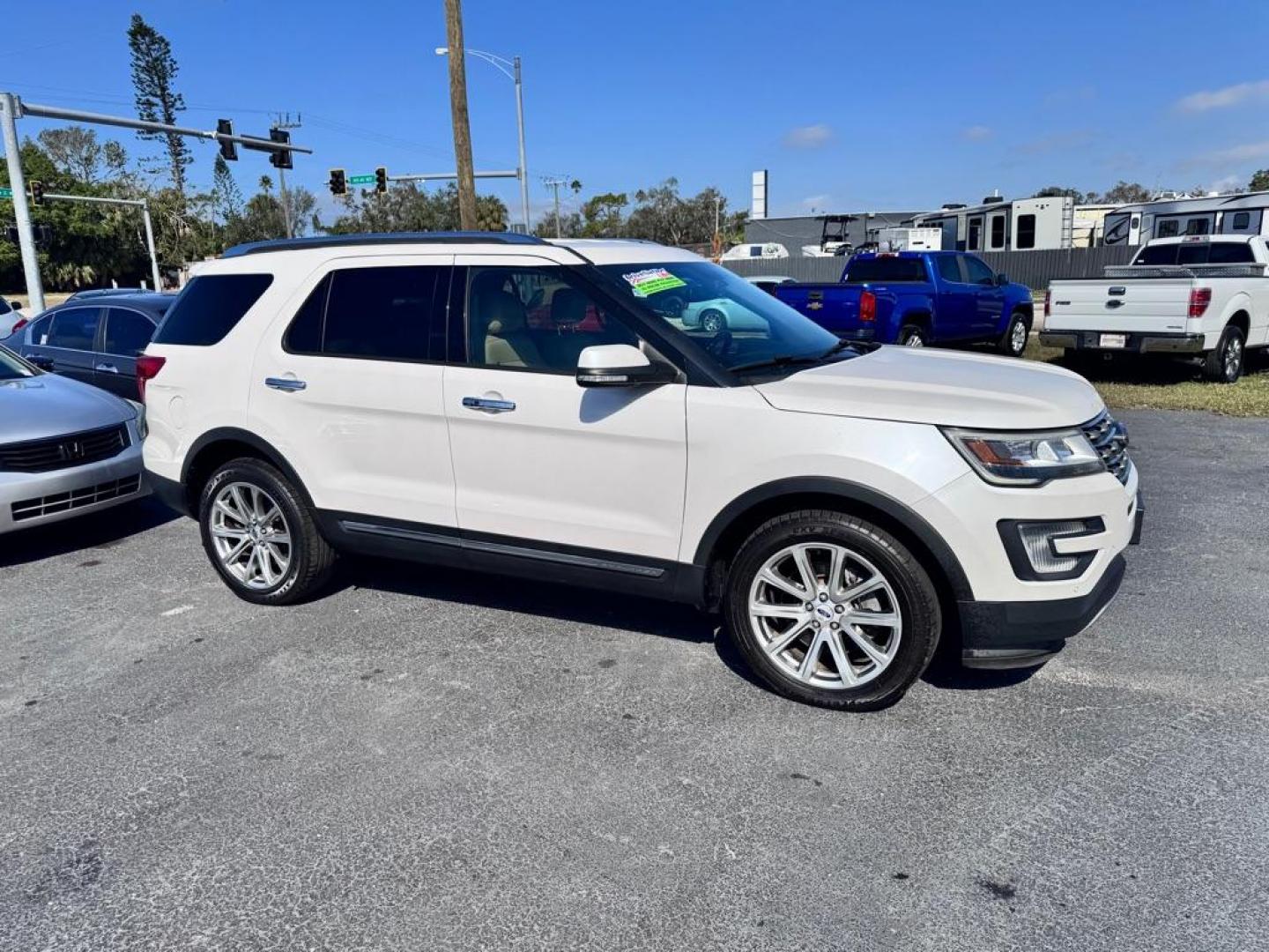 2017 WHITE FORD EXPLORER LIMITED (1FM5K8F85HG) with an 3.5L engine, Automatic transmission, located at 2929 9th St. West, Bradenton, 34205, (941) 242-2810, 27.473591, -82.570679 - Photo#1