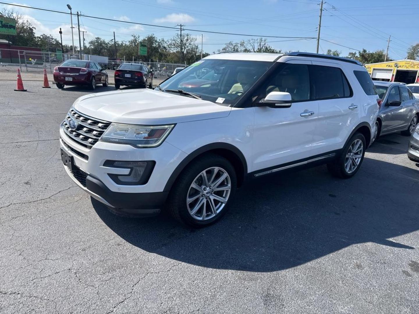 2017 WHITE FORD EXPLORER LIMITED (1FM5K8F85HG) with an 3.5L engine, Automatic transmission, located at 2929 9th St. West, Bradenton, 34205, (941) 242-2810, 27.473591, -82.570679 - Photo#3