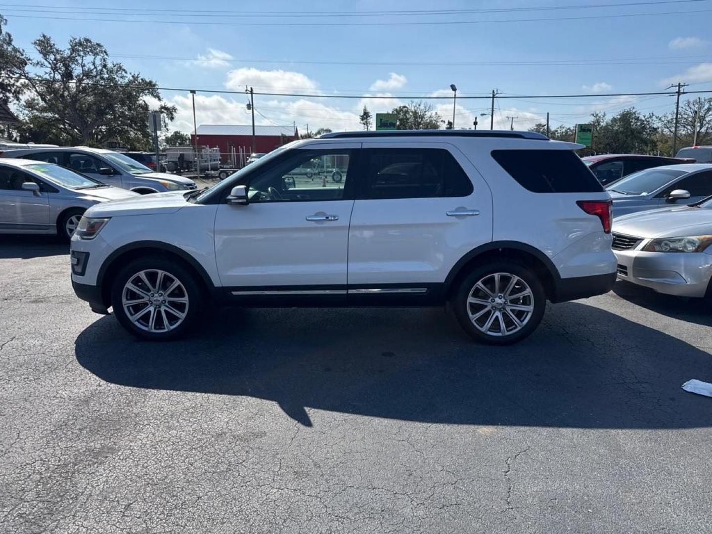 2017 WHITE FORD EXPLORER LIMITED (1FM5K8F85HG) with an 3.5L engine, Automatic transmission, located at 2929 9th St. West, Bradenton, 34205, (941) 242-2810, 27.473591, -82.570679 - Photo#4