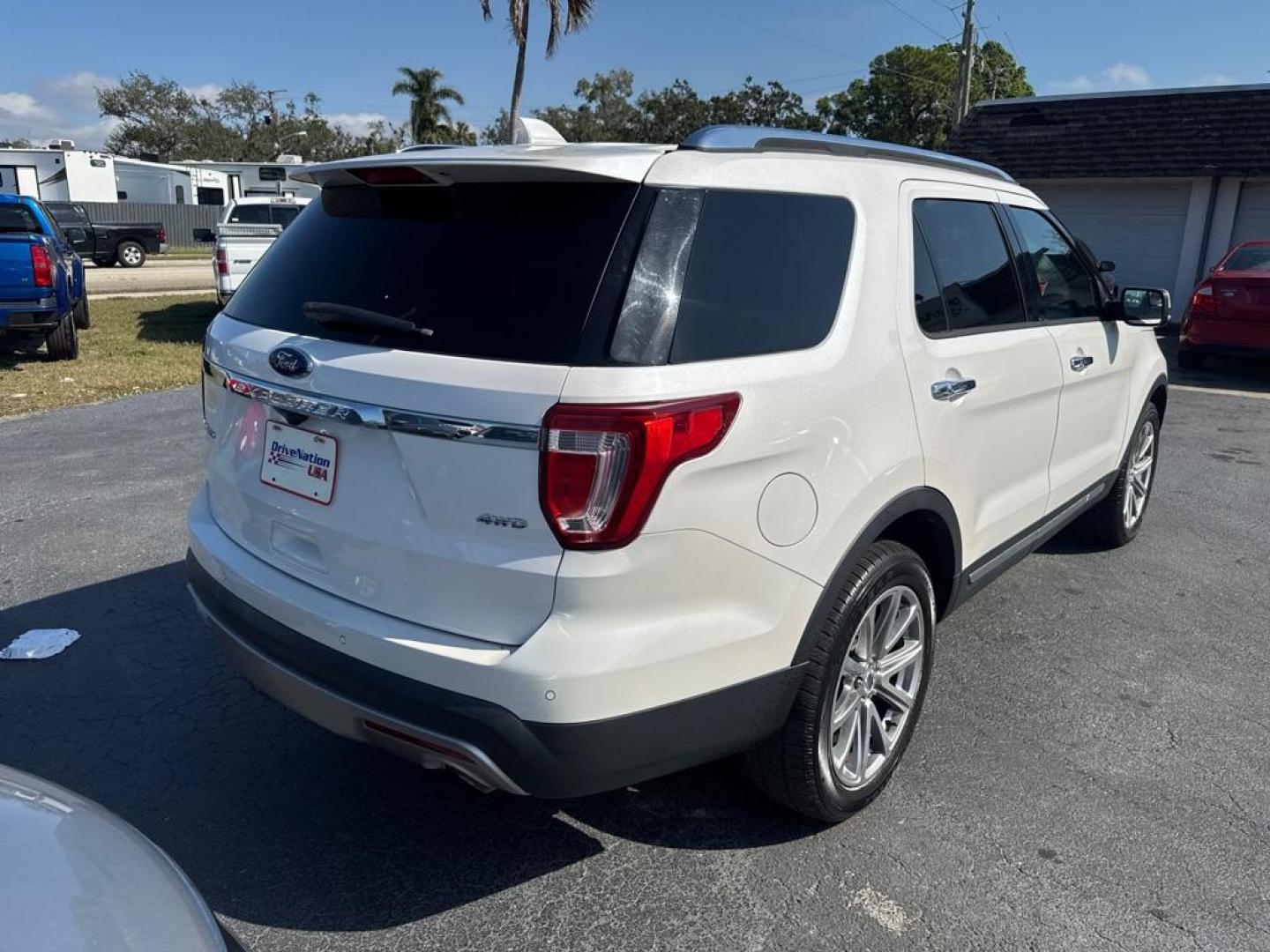 2017 WHITE FORD EXPLORER LIMITED (1FM5K8F85HG) with an 3.5L engine, Automatic transmission, located at 2929 9th St. West, Bradenton, 34205, (941) 242-2810, 27.473591, -82.570679 - Photo#5
