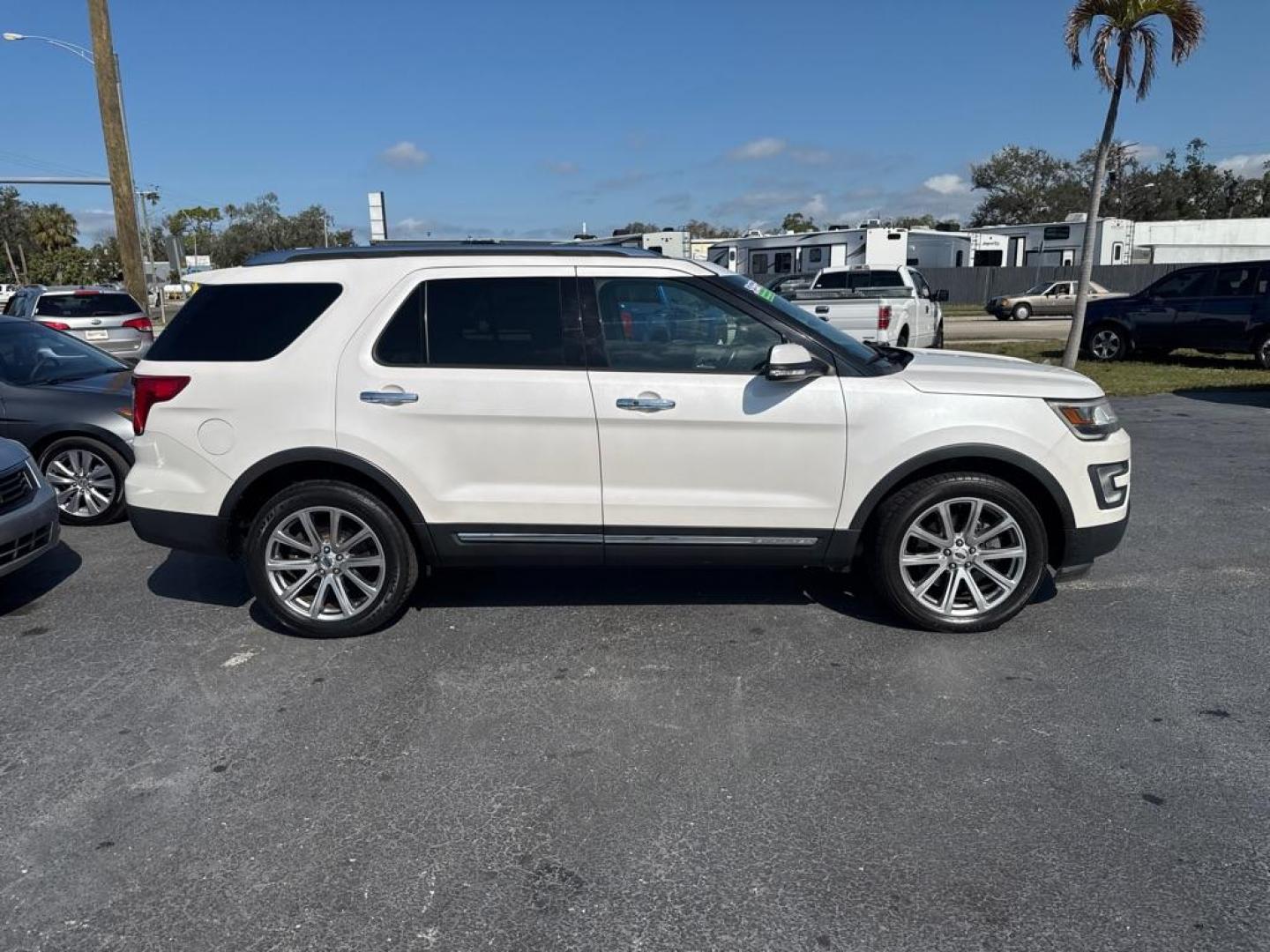 2017 WHITE FORD EXPLORER LIMITED (1FM5K8F85HG) with an 3.5L engine, Automatic transmission, located at 2929 9th St. West, Bradenton, 34205, (941) 242-2810, 27.473591, -82.570679 - Photo#6