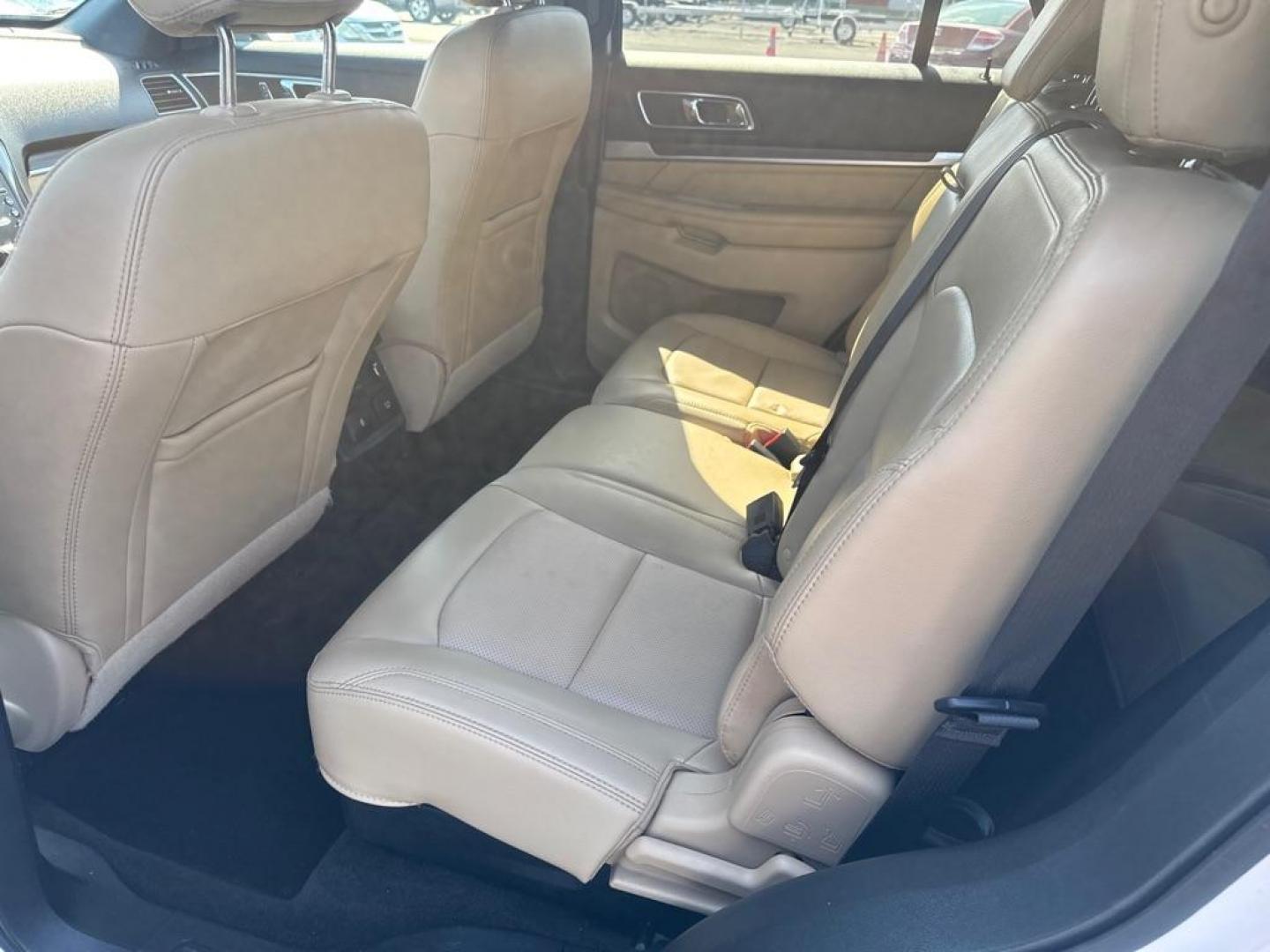 2017 WHITE FORD EXPLORER LIMITED (1FM5K8F85HG) with an 3.5L engine, Automatic transmission, located at 2929 9th St. West, Bradenton, 34205, (941) 242-2810, 27.473591, -82.570679 - Photo#8