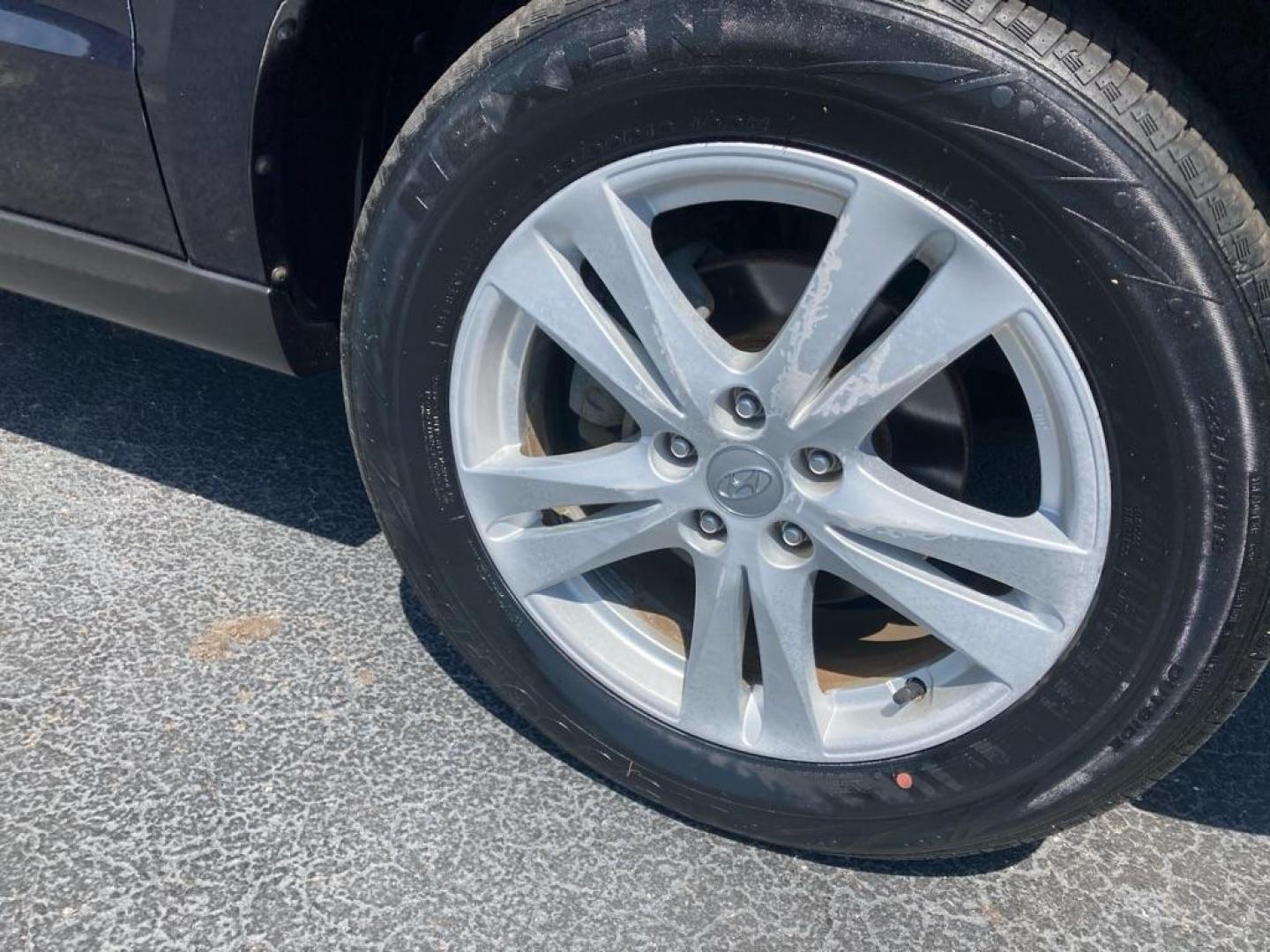 2010 BLACK HYUNDAI SANTA FE LIMITED (5NMSK3AB5AH) with an 2.4L engine, Automatic transmission, located at 2929 9th St. West, Bradenton, 34205, (941) 242-2810, 27.473591, -82.570679 - Thanks for inquring into DriveNation USA! All vehicles listed can be viewed at www.drivenationusa.com for vehicle history reports and additonal info. We cannot quote any terms such as down payments or monthly payments without an application. You can apply directly at www.drivenationusa.com or by con - Photo#9