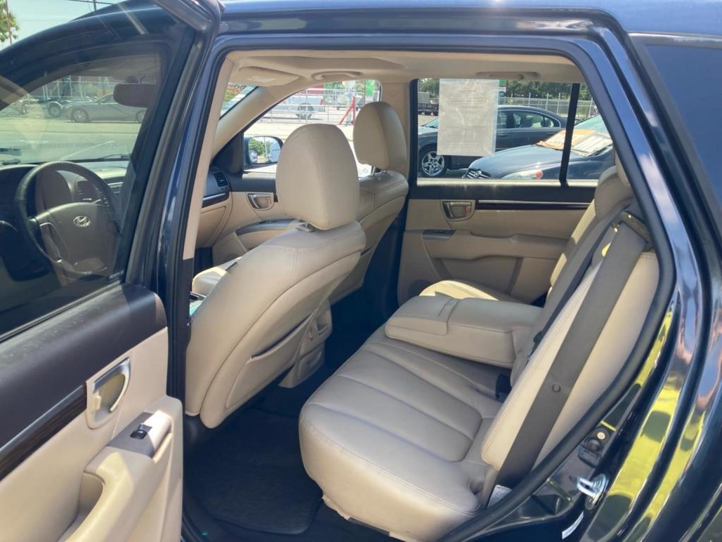 2010 BLACK HYUNDAI SANTA FE LIMITED (5NMSK3AB5AH) with an 2.4L engine, Automatic transmission, located at 2929 9th St. West, Bradenton, 34205, (941) 242-2810, 27.473591, -82.570679 - Thanks for inquring into DriveNation USA! All vehicles listed can be viewed at www.drivenationusa.com for vehicle history reports and additonal info. We cannot quote any terms such as down payments or monthly payments without an application. You can apply directly at www.drivenationusa.com or by con - Photo#11