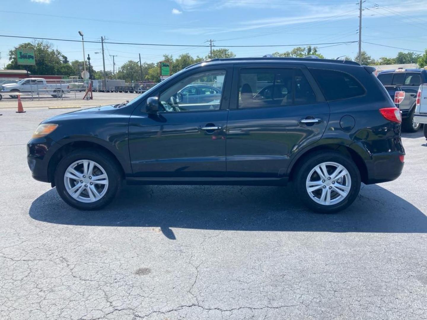 2010 BLACK HYUNDAI SANTA FE LIMITED (5NMSK3AB5AH) with an 2.4L engine, Automatic transmission, located at 2929 9th St. West, Bradenton, 34205, (941) 242-2810, 27.473591, -82.570679 - Thanks for inquring into DriveNation USA! All vehicles listed can be viewed at www.drivenationusa.com for vehicle history reports and additonal info. We cannot quote any terms such as down payments or monthly payments without an application. You can apply directly at www.drivenationusa.com or by con - Photo#6