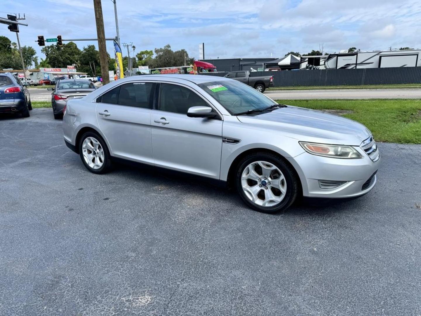 2010 SILVER FORD TAURUS SEL (1FAHP2EWXAG) with an 3.5L engine, Automatic transmission, located at 2929 9th St. West, Bradenton, 34205, (941) 242-2810, 27.473591, -82.570679 - Photo#3