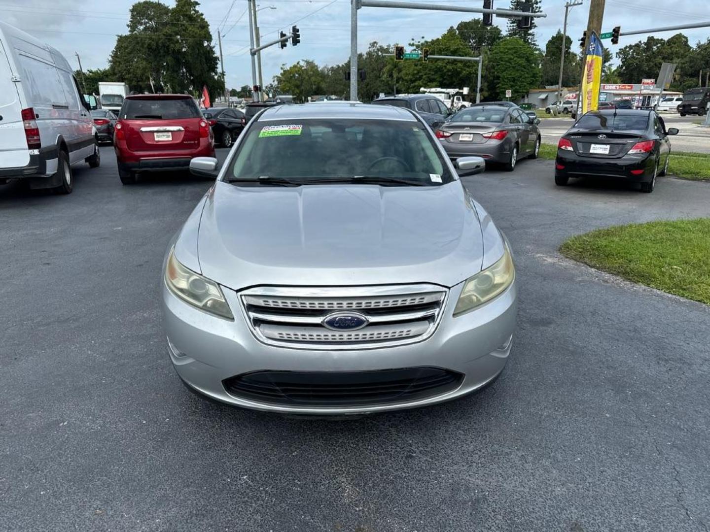 2010 SILVER FORD TAURUS SEL (1FAHP2EWXAG) with an 3.5L engine, Automatic transmission, located at 2929 9th St. West, Bradenton, 34205, (941) 242-2810, 27.473591, -82.570679 - Photo#4