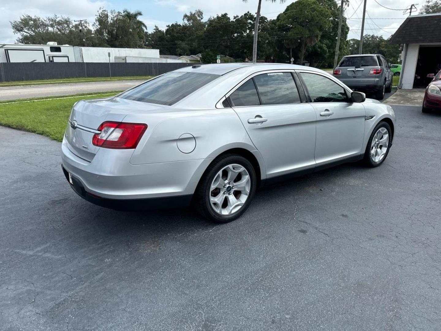 2010 SILVER FORD TAURUS SEL (1FAHP2EWXAG) with an 3.5L engine, Automatic transmission, located at 2929 9th St. West, Bradenton, 34205, (941) 242-2810, 27.473591, -82.570679 - Photo#8