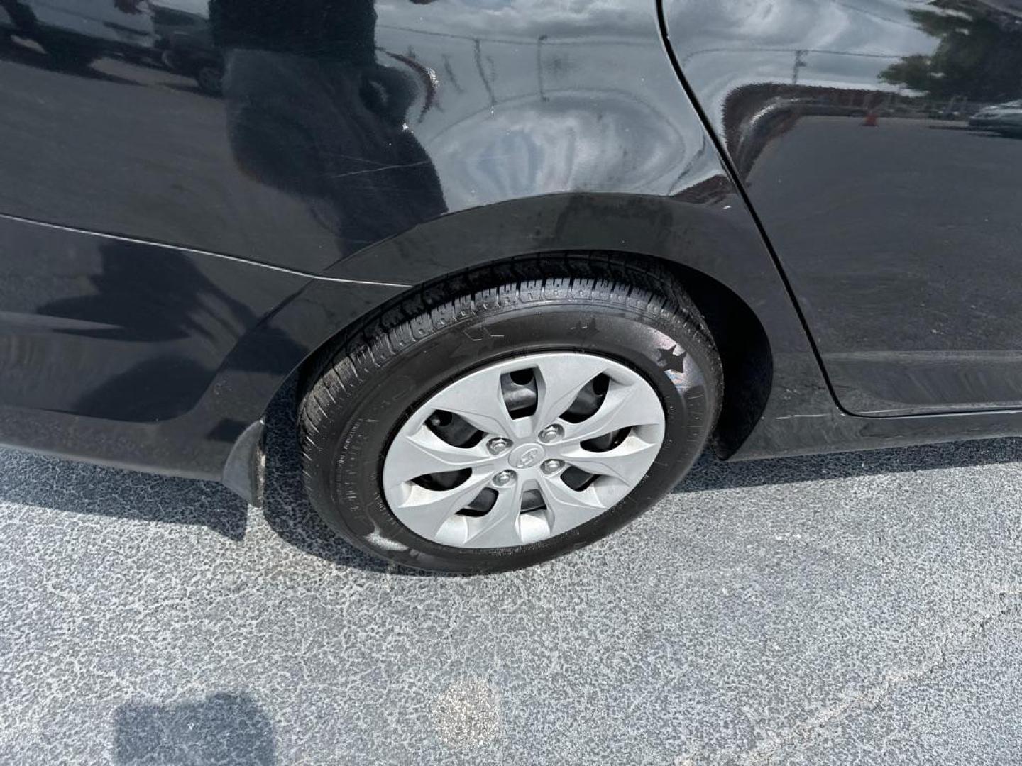2016 BLACK HYUNDAI ACCENT SE (KMHCT4AE9GU) with an 1.6L engine, Automatic transmission, located at 2929 9th St. West, Bradenton, 34205, (941) 242-2810, 27.473591, -82.570679 - Photo#9