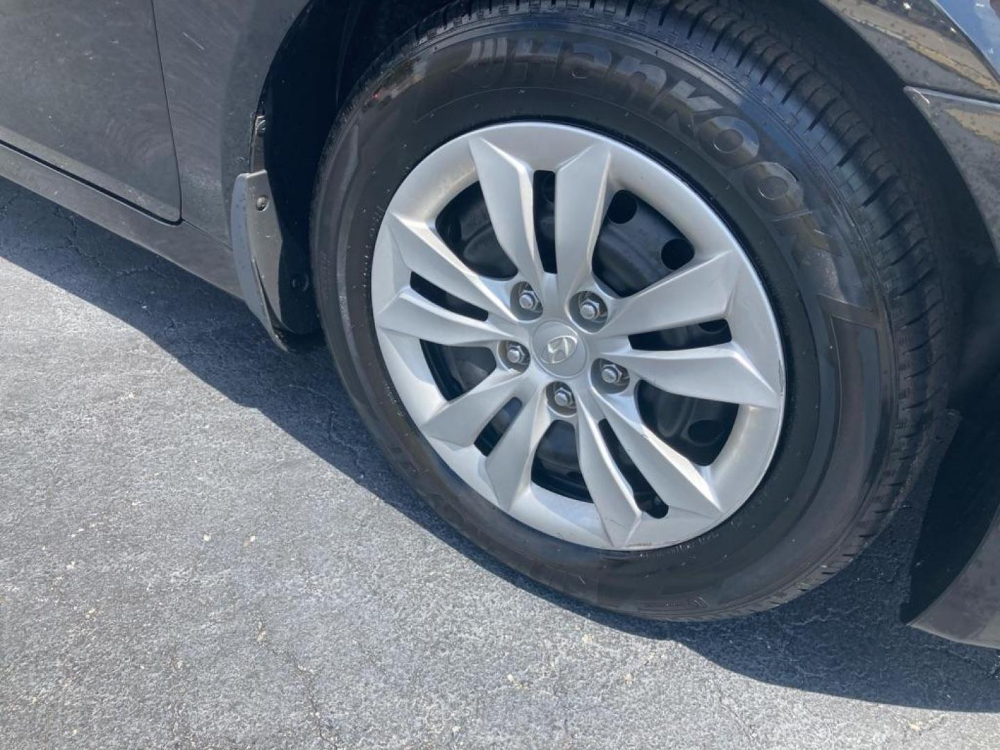 2012 BLACK HYUNDAI SONATA GLS (5NPEB4AC7CH) with an 2.4L engine, Automatic transmission, located at 2929 9th St. West, Bradenton, 34205, (941) 242-2810, 27.473591, -82.570679 - Thanks for inquring into DriveNation USA! All vehicles listed can be viewed at www.drivenationusa.com for vehicle history reports and additonal info. We cannot quote any terms such as down payments or monthly payments without an application. You can apply directly at www.drivenationusa.com or by con - Photo#9