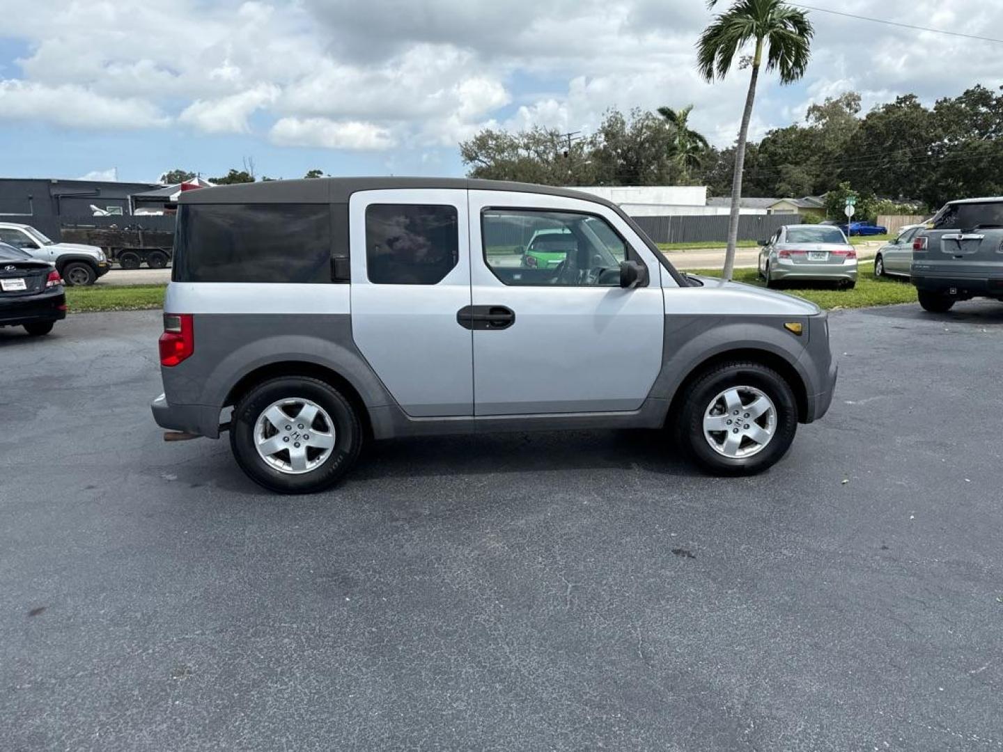2003 SILVER HONDA ELEMENT EX (5J6YH286X3L) with an 2.4L engine, Automatic transmission, located at 2929 9th St. West, Bradenton, 34205, (941) 242-2810, 27.473591, -82.570679 - Thanks for inquring into DriveNation USA! All vehicles listed can be viewed at www.drivenationusa.com for vehicle history reports and additonal info. We cannot quote any terms such as down payments or monthly payments without an application. You can apply directly at www.drivenationusa.com or by con - Photo#8