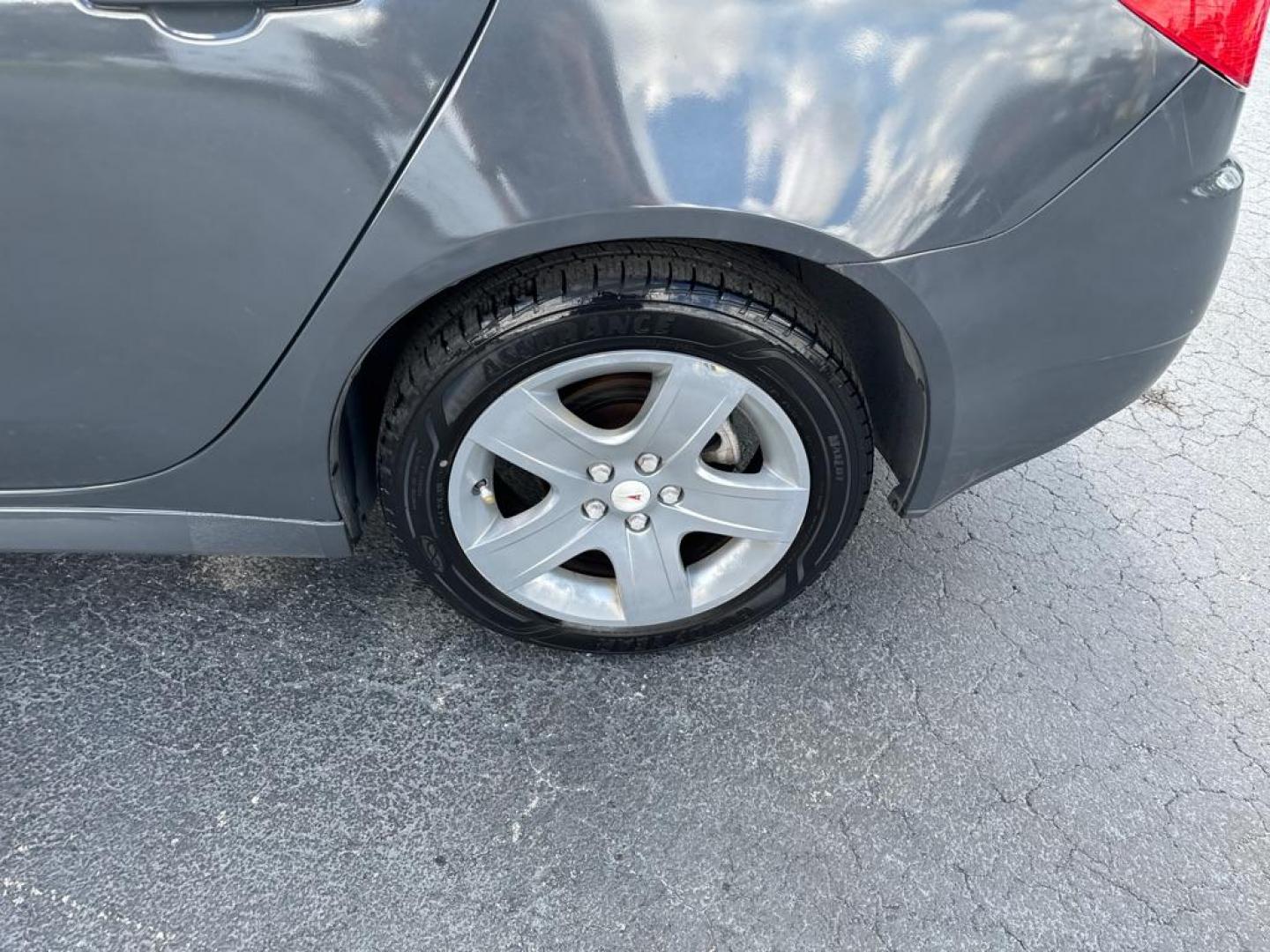 2009 GRAY PONTIAC G6 G6 (1G2ZJ57B694) with an 2.4L engine, Automatic transmission, located at 2929 9th St. West, Bradenton, 34205, (941) 242-2810, 27.473591, -82.570679 - Photo#9