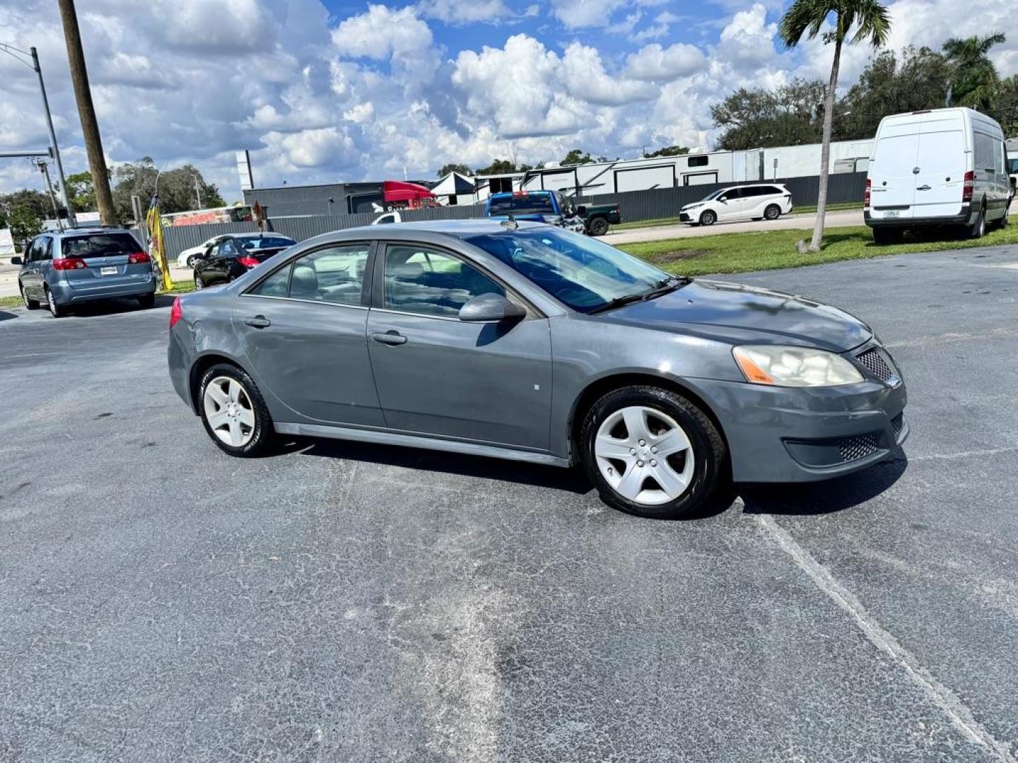 2009 GRAY PONTIAC G6 G6 (1G2ZJ57B694) with an 2.4L engine, Automatic transmission, located at 2929 9th St. West, Bradenton, 34205, (941) 242-2810, 27.473591, -82.570679 - Photo#1
