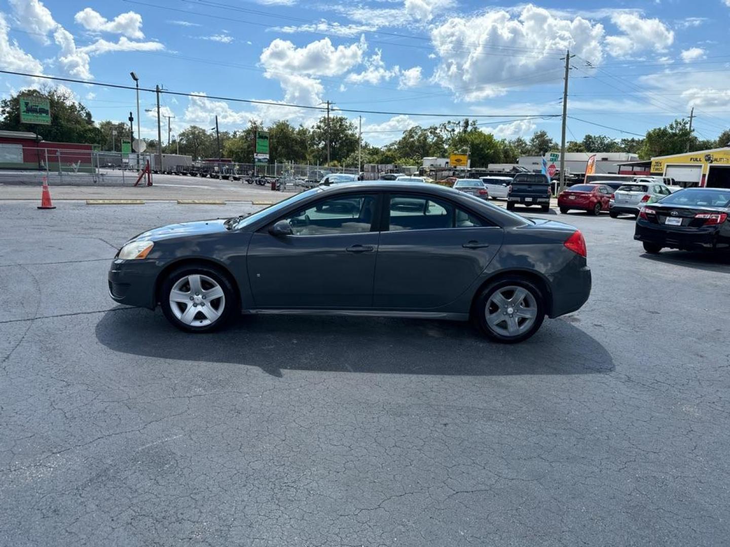 2009 GRAY PONTIAC G6 G6 (1G2ZJ57B694) with an 2.4L engine, Automatic transmission, located at 2929 9th St. West, Bradenton, 34205, (941) 242-2810, 27.473591, -82.570679 - Photo#4