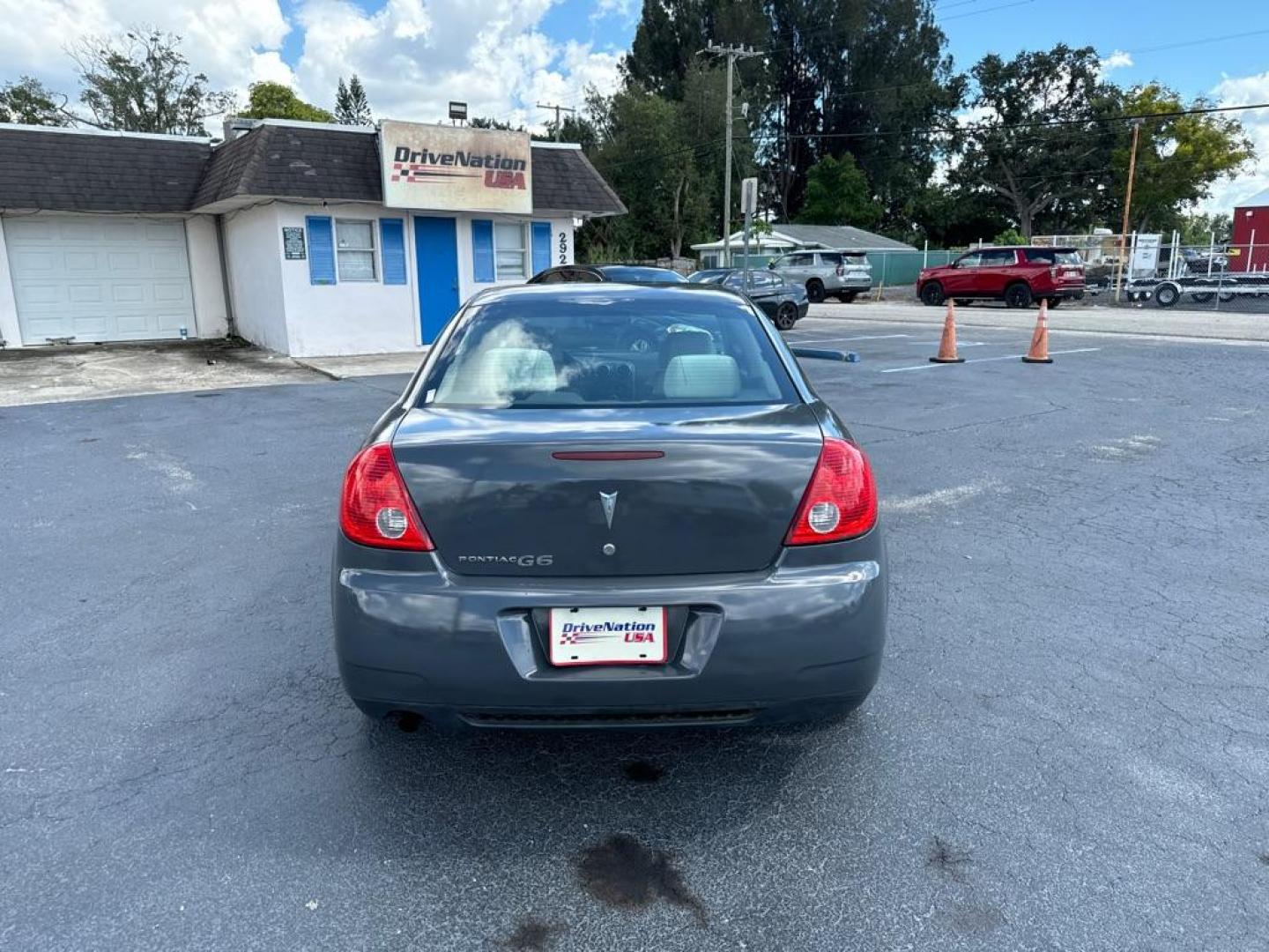 2009 GRAY PONTIAC G6 G6 (1G2ZJ57B694) with an 2.4L engine, Automatic transmission, located at 2929 9th St. West, Bradenton, 34205, (941) 242-2810, 27.473591, -82.570679 - Photo#6