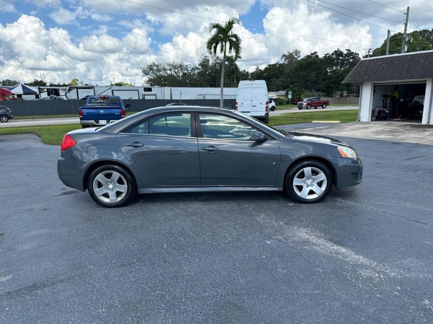 2009 GRAY PONTIAC G6 G6 (1G2ZJ57B694) with an 2.4L engine, Automatic transmission, located at 2929 9th St. West, Bradenton, 34205, (941) 242-2810, 27.473591, -82.570679 - Photo#8