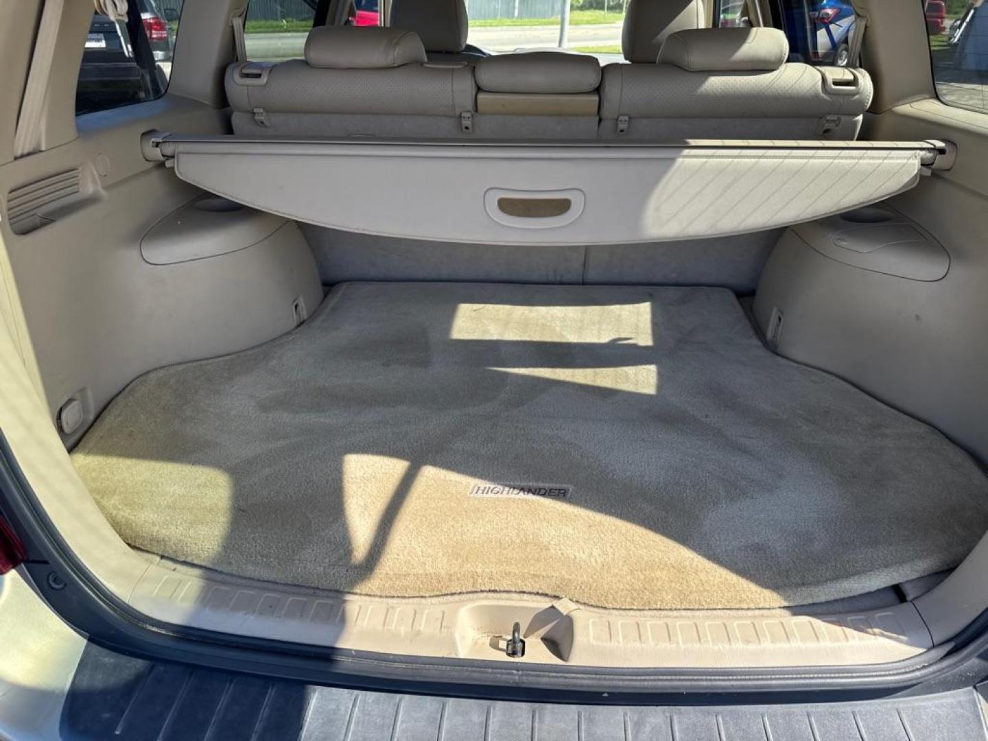 2006 GOLD TOYOTA HIGHLANDER LIMITED (JTEDP21A460) with an 3.3L engine, Automatic transmission, located at 2929 9th St. West, Bradenton, 34205, (941) 242-2810, 27.473591, -82.570679 - Thanks for inquring into DriveNation USA! All vehicles listed can be viewed at www.drivenationusa.com for vehicle history reports and additonal info. We cannot quote any terms such as down payments or monthly payments without an application. You can apply directly at www.drivenationusa.com or by con - Photo#13