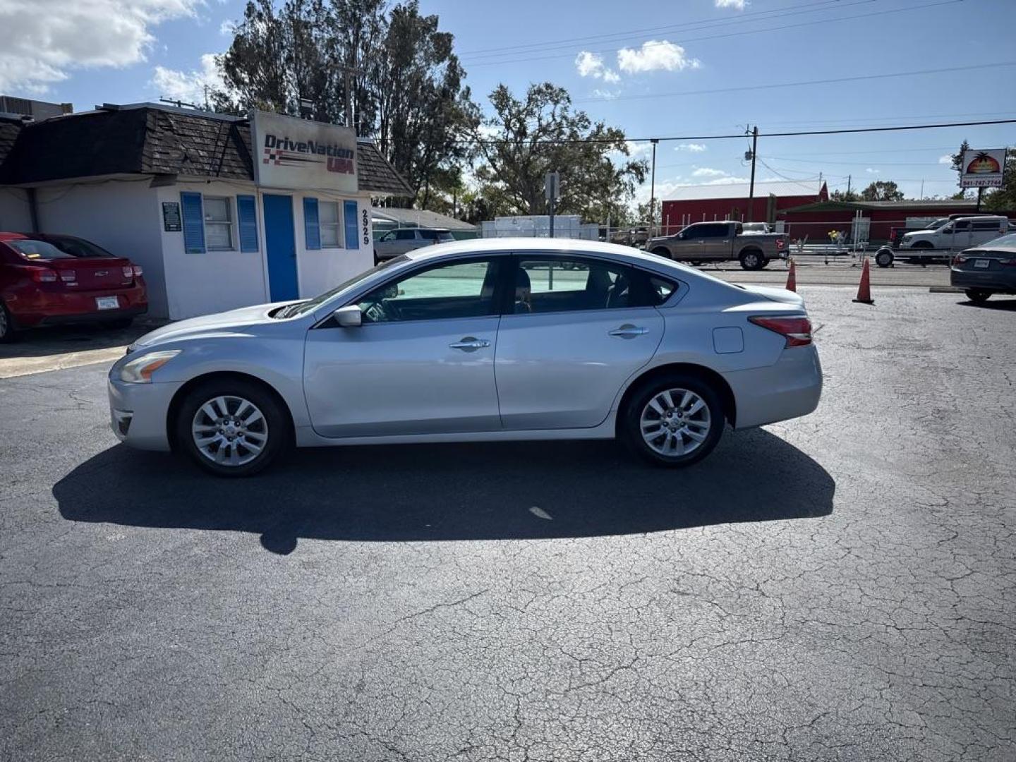 2015 SILVER NISSAN ALTIMA 2.5 (1N4AL3AP5FN) with an 2.5L engine, Continuously Variable transmission, located at 2929 9th St. West, Bradenton, 34205, (941) 242-2810, 27.473591, -82.570679 - Photo#4