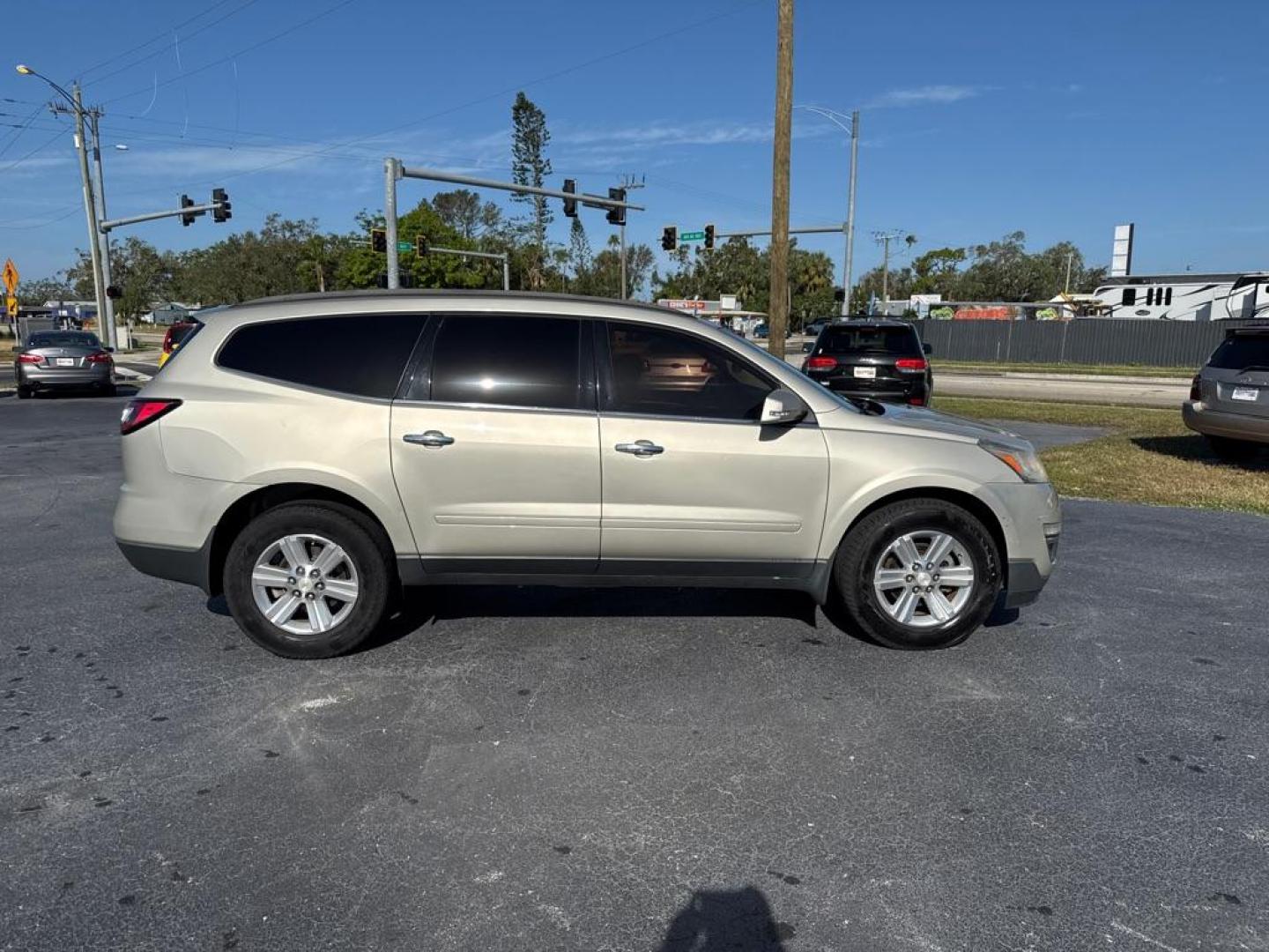 2014 SILVER CHEVROLET TRAVERSE LT (1GNKRGKD9EJ) with an 3.6L engine, Automatic transmission, located at 2929 9th St. West, Bradenton, 34205, (941) 242-2810, 27.473591, -82.570679 - Thanks for inquring into DriveNation USA! All vehicles listed can be viewed at www.drivenationusa.com for vehicle history reports and additonal info. We cannot quote any terms such as down payments or monthly payments without an application. You can apply directly at www.drivenationusa.com or by con - Photo#7