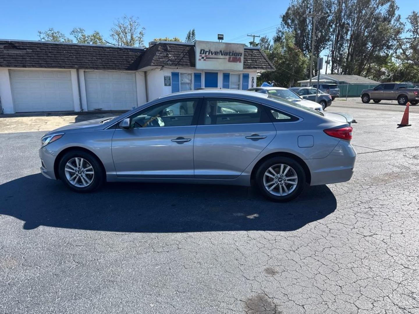 2016 SILVER HYUNDAI SONATA SE (5NPE24AF0GH) with an 2.4L engine, Automatic transmission, located at 2929 9th St. West, Bradenton, 34205, (941) 242-2810, 27.473591, -82.570679 - Thanks for inquring into DriveNation USA! All vehicles listed can be viewed at www.drivenationusa.com for vehicle history reports and additonal info. We cannot quote any terms such as down payments or monthly payments without an application. You can apply directly at www.drivenationusa.com or by con - Photo#4